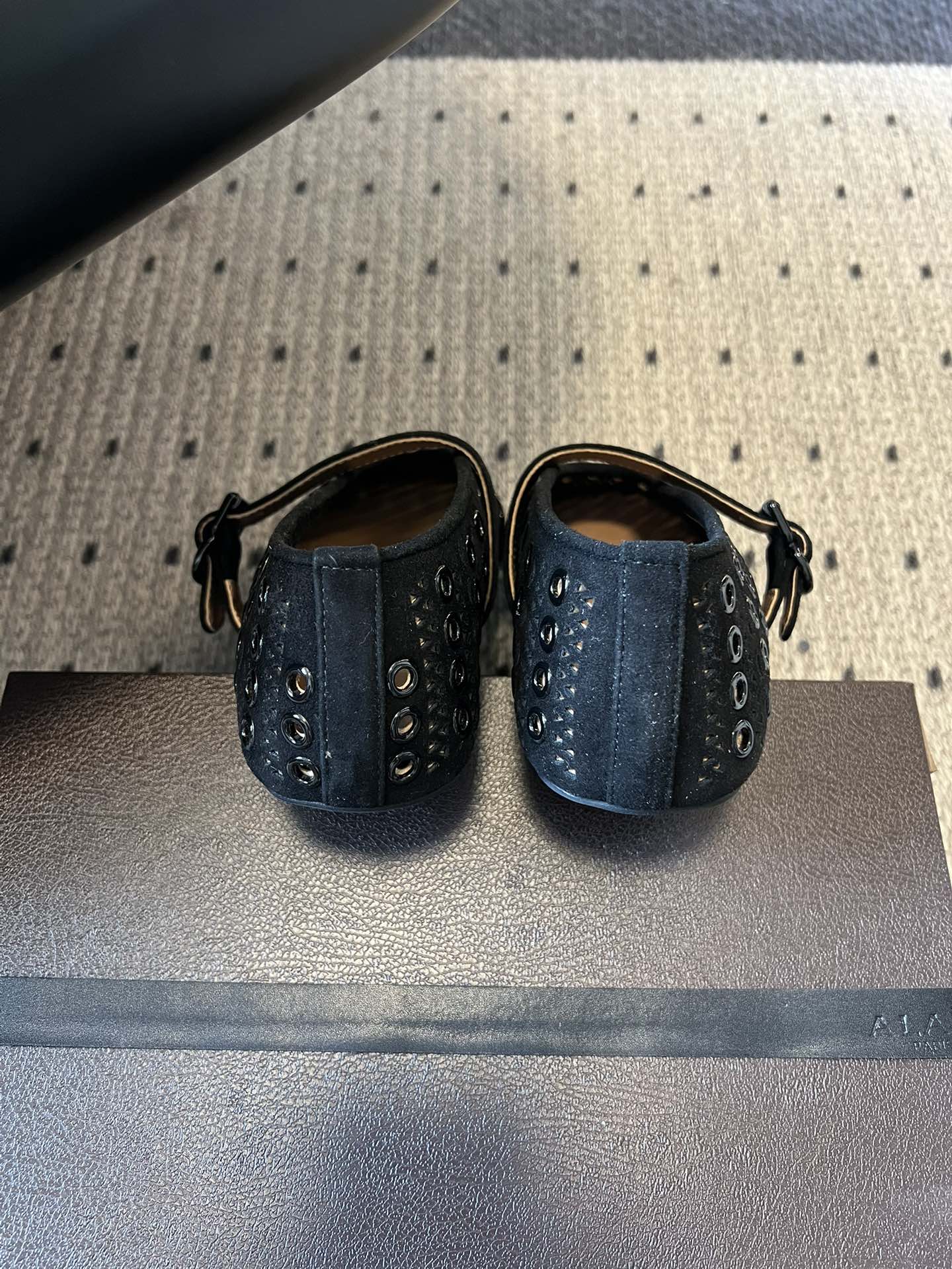 ALAÏ* 26ss 早春新款平底圆形镂空玛丽珍鞋单鞋鞋面采用镂空设计，形成密集的圆形孔洞纹理，兼具装饰