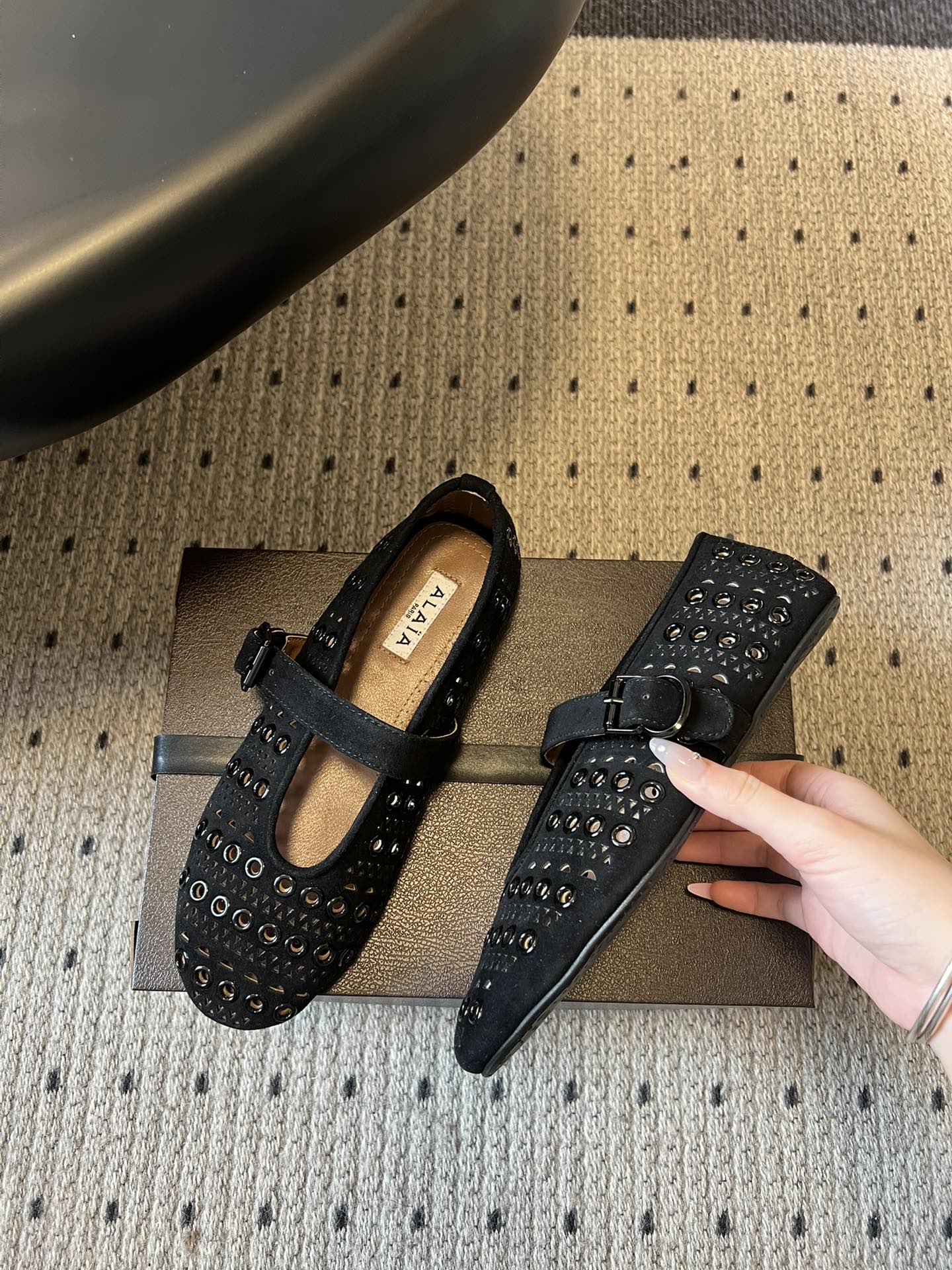 ALAÏ* 26ss 早春新款平底圆形镂空玛丽珍鞋单鞋鞋面采用镂空设计，形成密集的圆形孔洞纹理，兼具装饰