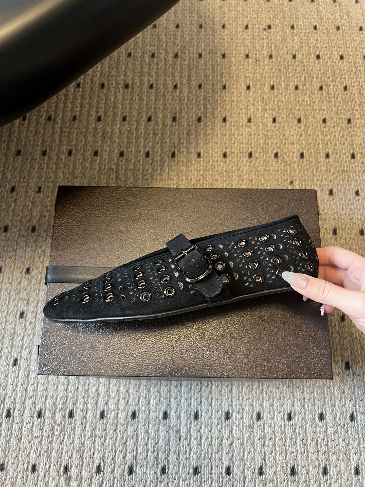 ALAÏ* 26ss 早春新款平底圆形镂空玛丽珍鞋单鞋鞋面采用镂空设计，形成密集的圆形孔洞纹理，兼具装饰