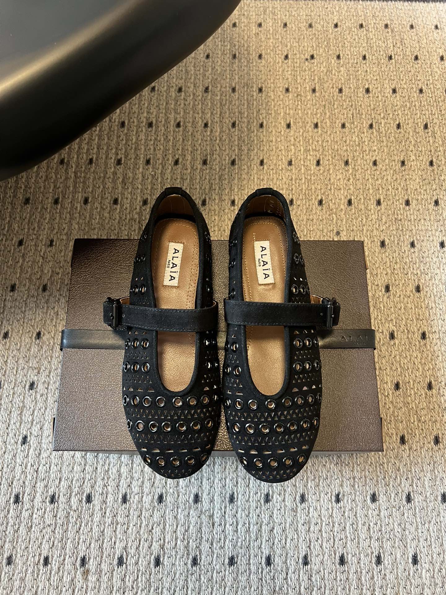 NO:725232,Metal hole hollow ALA* 26ss early spring new flat bottom round hollow Mary Jane shoes  The upper is hollowed out to form a dense circular hole texture, which is both decorative and breathable, making it a highly recognizable design element of ALAA. The arrangement and size of the hollow holes are precisely designed, and the edges are delicately processed, reflecting ALAA's exquisite level of leather craftsmanship. At the same time, the lines of the shoe body are simple and smooth, contrasting with the hollow details.  The overall fusion of French retro and modern simplicity, with hollow elements adding a sense of sophistication, Mary Jane shoes have a sweet and elegant temperament, suitable for casual and mature styles. Upper cow suede, lining sheepskin outsole original molded outsole increased by 2cm size 35-41 (customized sizes 40 and 41 are not returnable), ballet shoes, mary jane, sheepskin19860909金属孔 镂空 ALA* 26ss 早春新款平底圆形镂空玛丽珍鞋单鞋 鞋面采用镂空设计,形成密集的圆形孔洞纹理,兼具装饰性与透气性,是ALAA极具辨识度的设计元素.镂空孔洞的排列与大小经过精准设计,边缘处理细腻,体现ALAA在皮革工艺上的精湛水准,同时鞋身线条简约流畅,与镂空细节形成对比. 整体融合法式复古与现代简约,镂空元素增添精致感,玛丽珍鞋型自带甜美优雅气质,适配休闲与轻熟风穿搭. 鞋面牛反绒 内里羊皮 大底原版开模大底 增高2cm size35-41码（40、41码定制不退换）,芭蕾舞鞋,mary jane,sheepskin,Women's Shoes