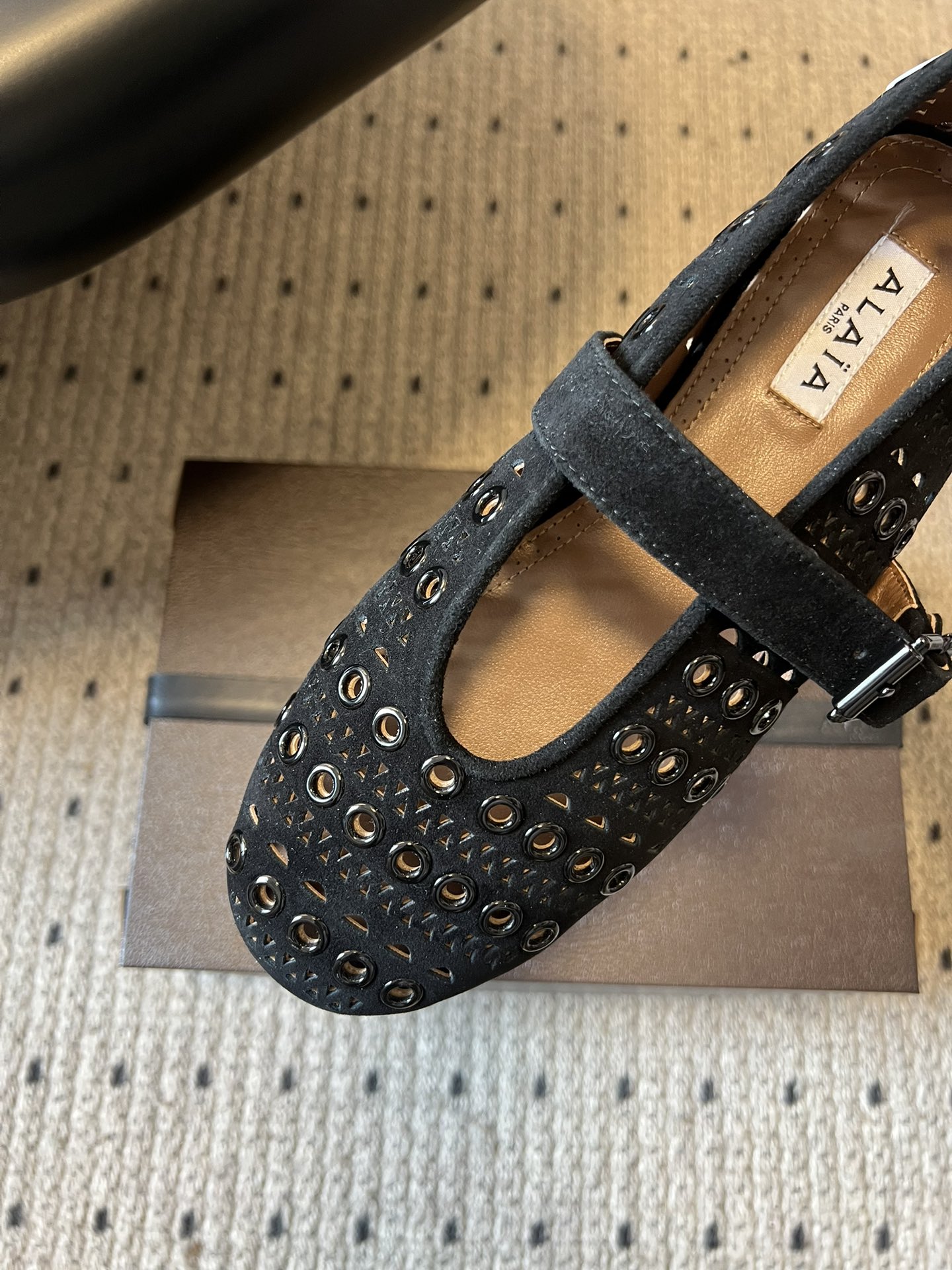 ALAÏ* 26ss 早春新款平底圆形镂空玛丽珍鞋单鞋鞋面采用镂空设计，形成密集的圆形孔洞纹理，兼具装饰