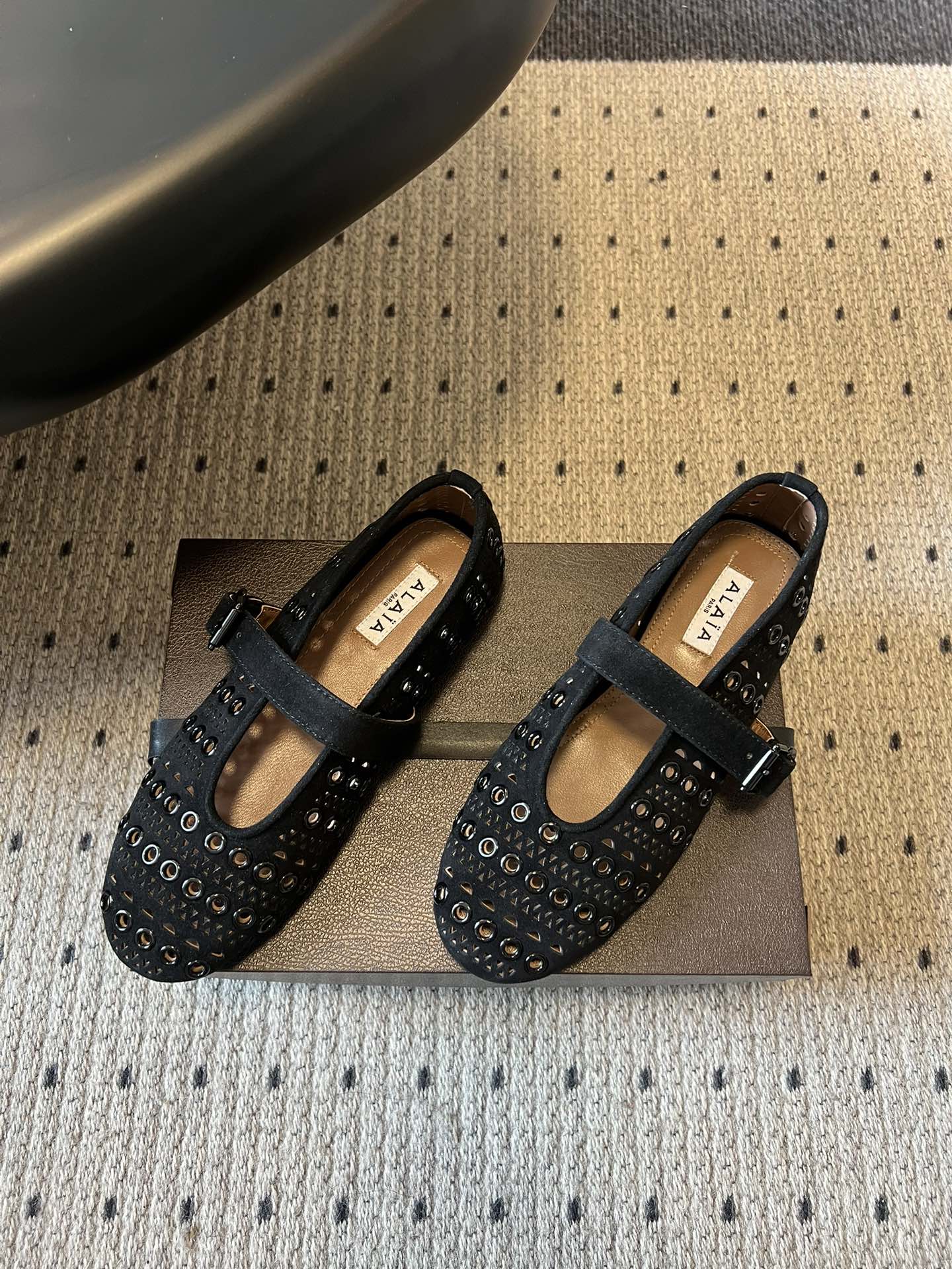 ALAÏ* 26ss 早春新款平底圆形镂空玛丽珍鞋单鞋鞋面采用镂空设计，形成密集的圆形孔洞纹理，兼具装饰