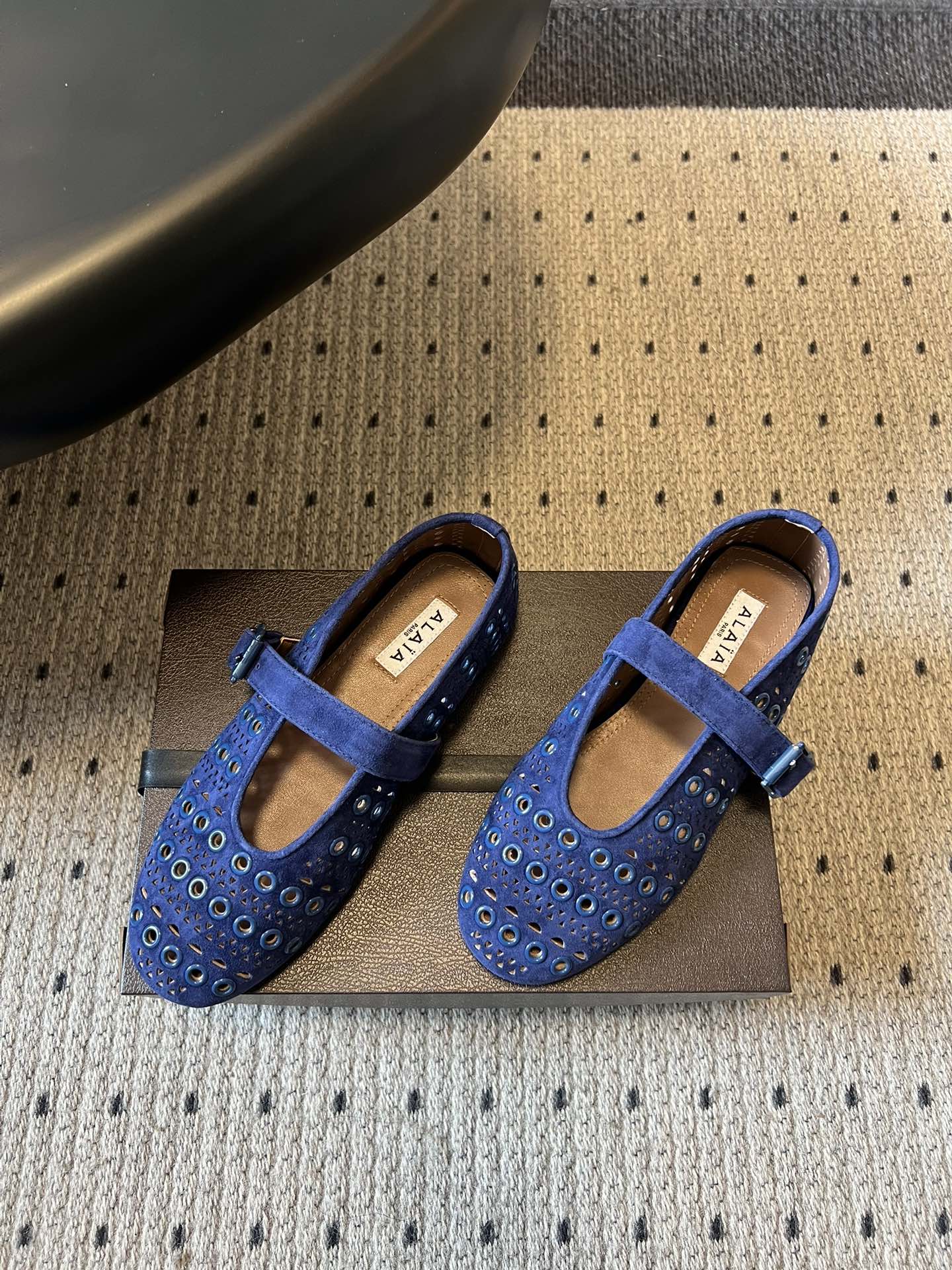ALAÏ* 26ss 早春新款平底圆形镂空玛丽珍鞋单鞋鞋面采用镂空设计，形成密集的圆形孔洞纹理，兼具装饰