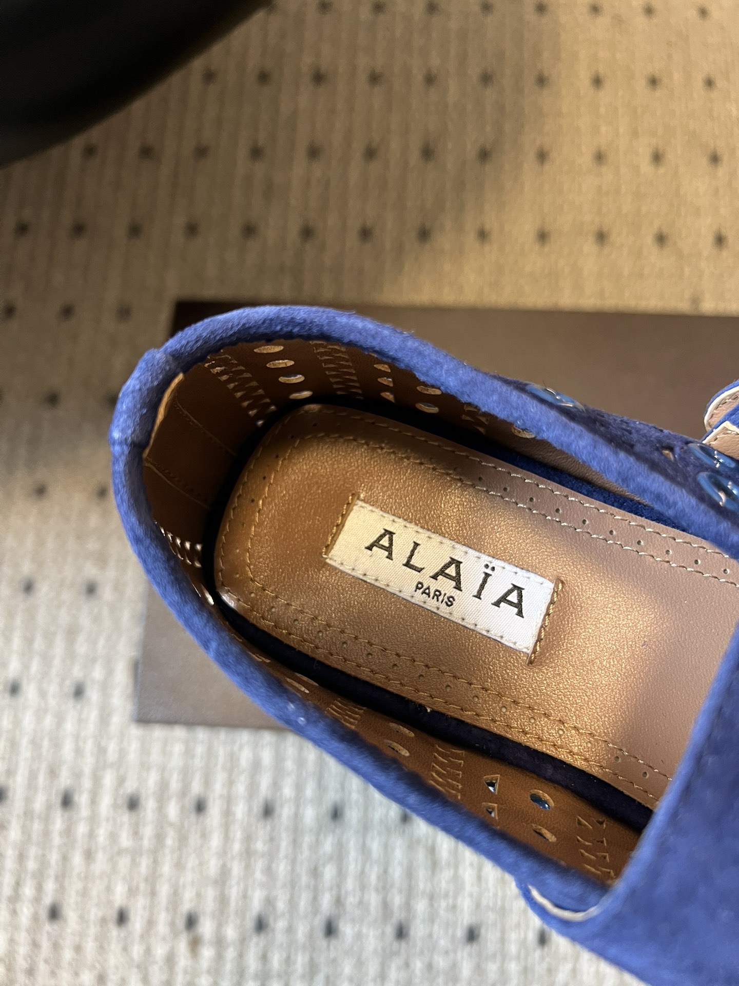 ALAÏ* 26ss 早春新款平底圆形镂空玛丽珍鞋单鞋鞋面采用镂空设计，形成密集的圆形孔洞纹理，兼具装饰