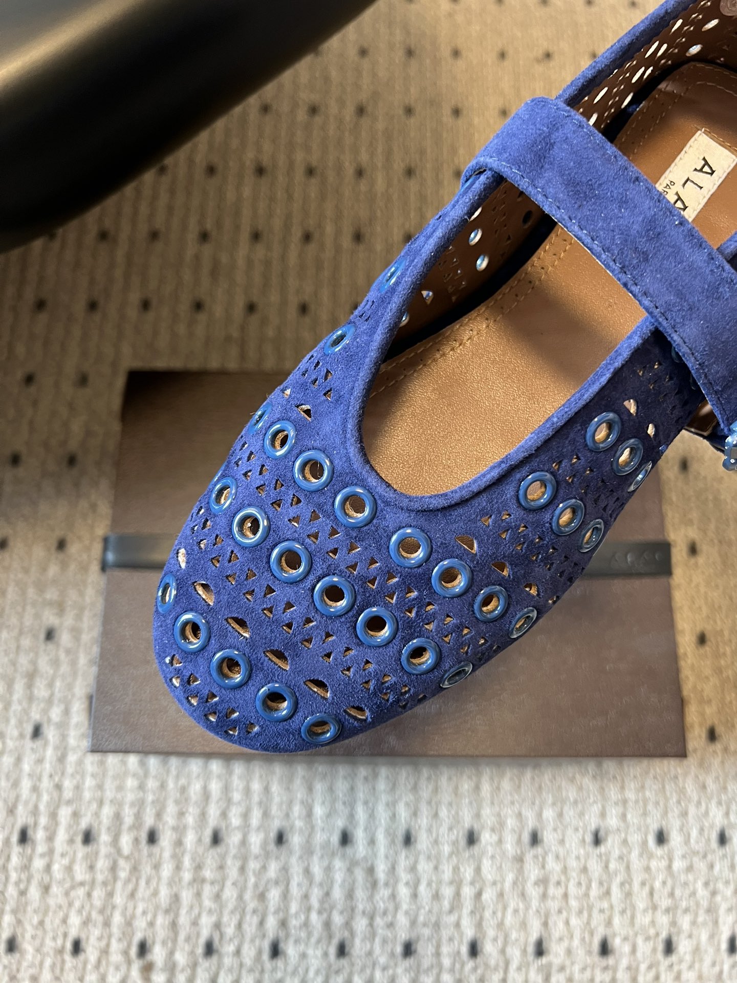 ALAÏ* 26ss 早春新款平底圆形镂空玛丽珍鞋单鞋鞋面采用镂空设计，形成密集的圆形孔洞纹理，兼具装饰