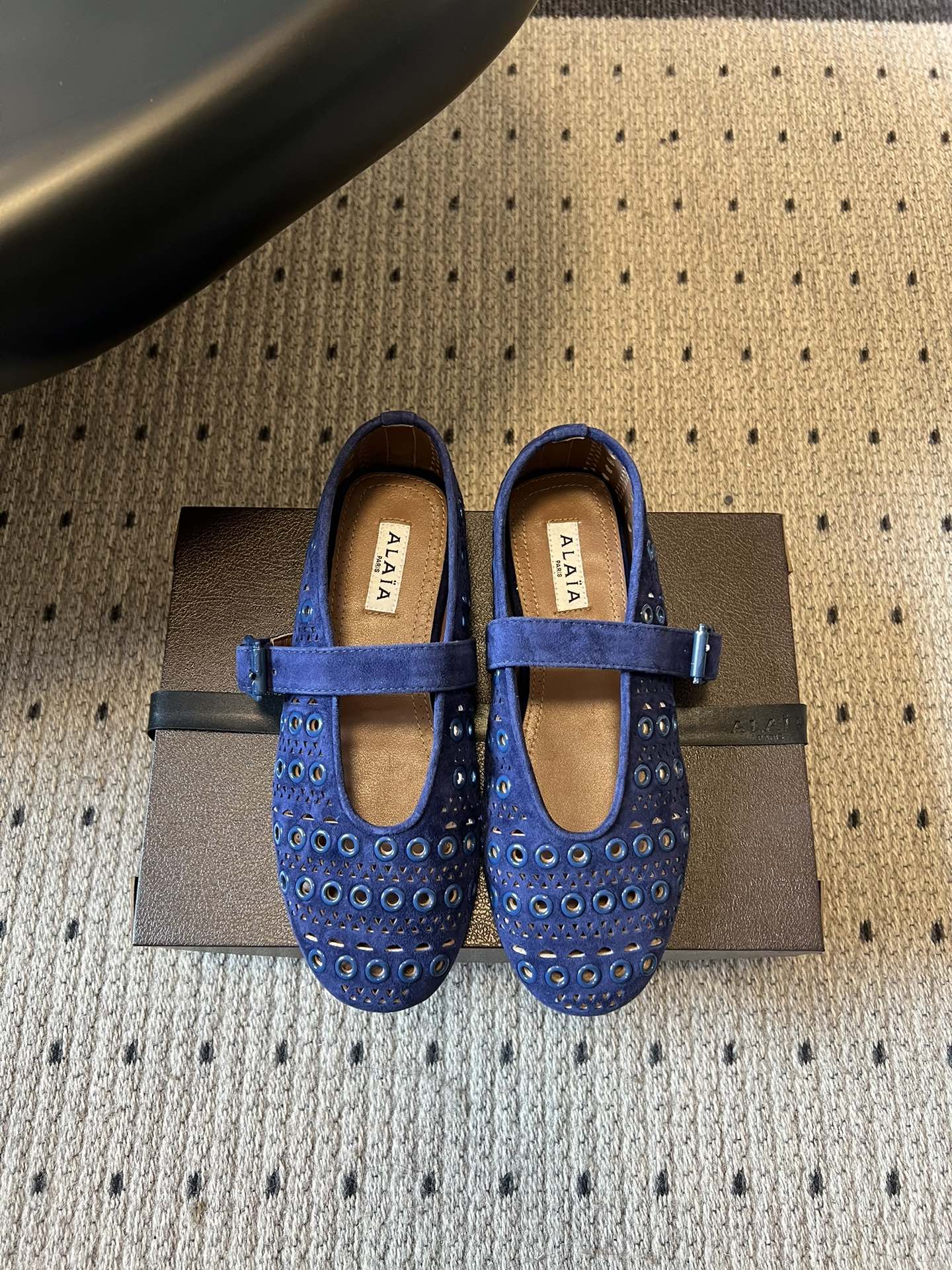 ALAÏ* 26ss 早春新款平底圆形镂空玛丽珍鞋单鞋鞋面采用镂空设计，形成密集的圆形孔洞纹理，兼具装饰
