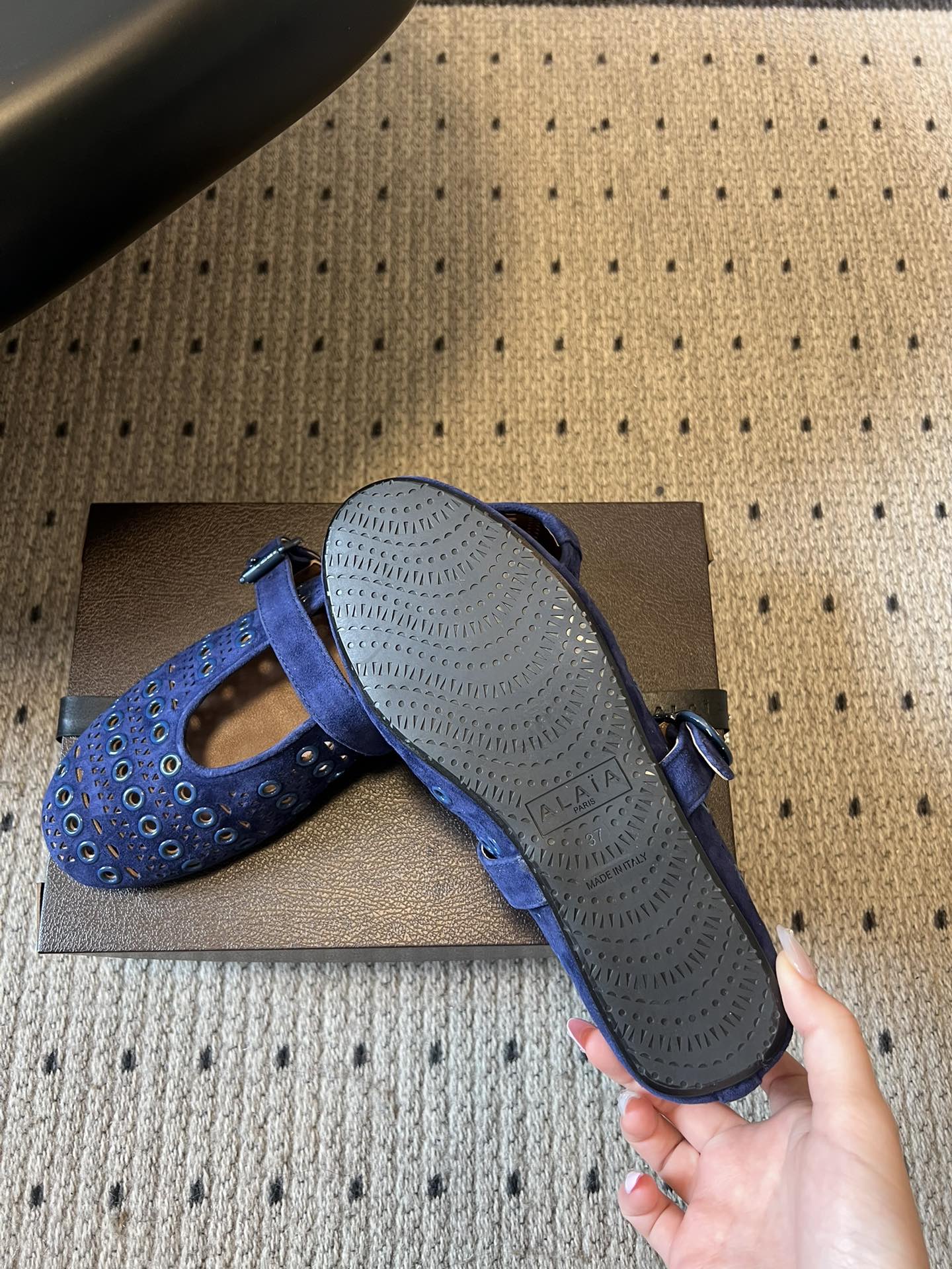 ALAÏ* 26ss 早春新款平底圆形镂空玛丽珍鞋单鞋鞋面采用镂空设计，形成密集的圆形孔洞纹理，兼具装饰