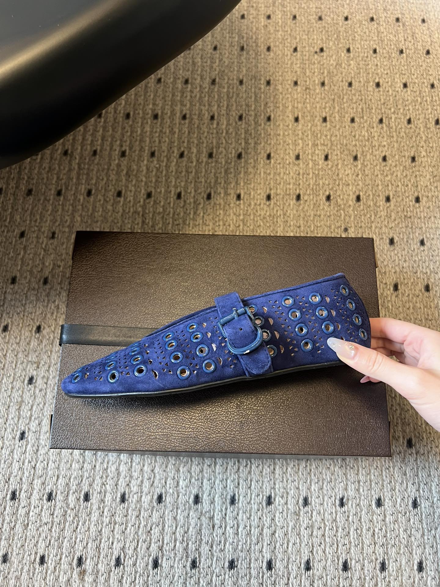 ALAÏ* 26ss 早春新款平底圆形镂空玛丽珍鞋单鞋鞋面采用镂空设计，形成密集的圆形孔洞纹理，兼具装饰