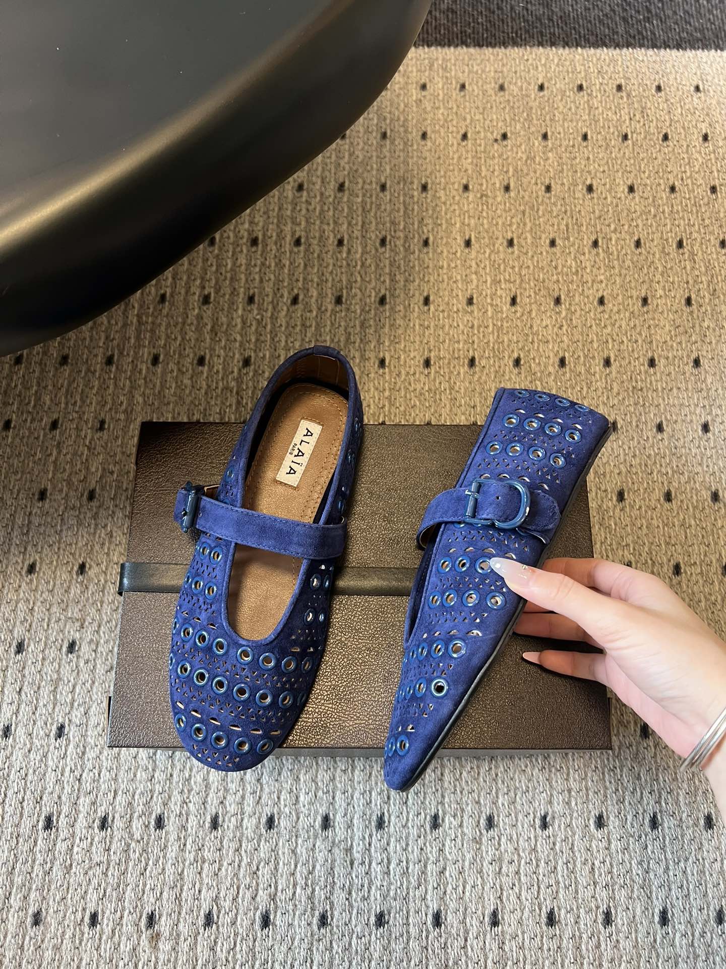 ALAÏ* 26ss 早春新款平底圆形镂空玛丽珍鞋单鞋鞋面采用镂空设计，形成密集的圆形孔洞纹理，兼具装饰