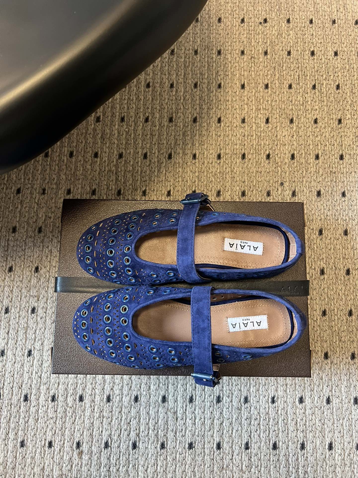 ALAÏ* 26ss 早春新款平底圆形镂空玛丽珍鞋单鞋鞋面采用镂空设计，形成密集的圆形孔洞纹理，兼具装饰