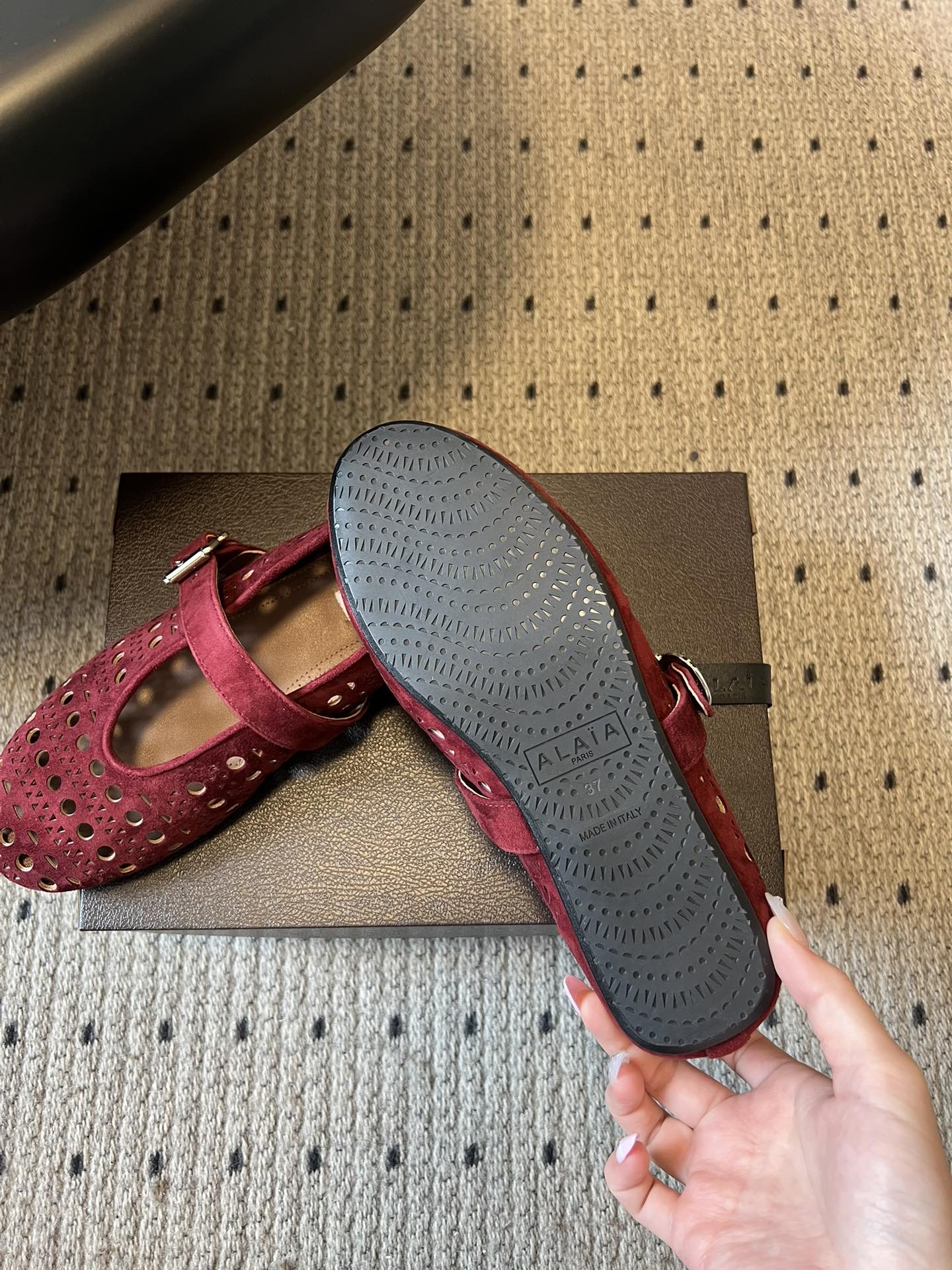 ALAÏ* 26ss 早春新款平底圆形镂空玛丽珍鞋单鞋鞋面采用镂空设计，形成密集的圆形孔洞纹理，兼具装饰