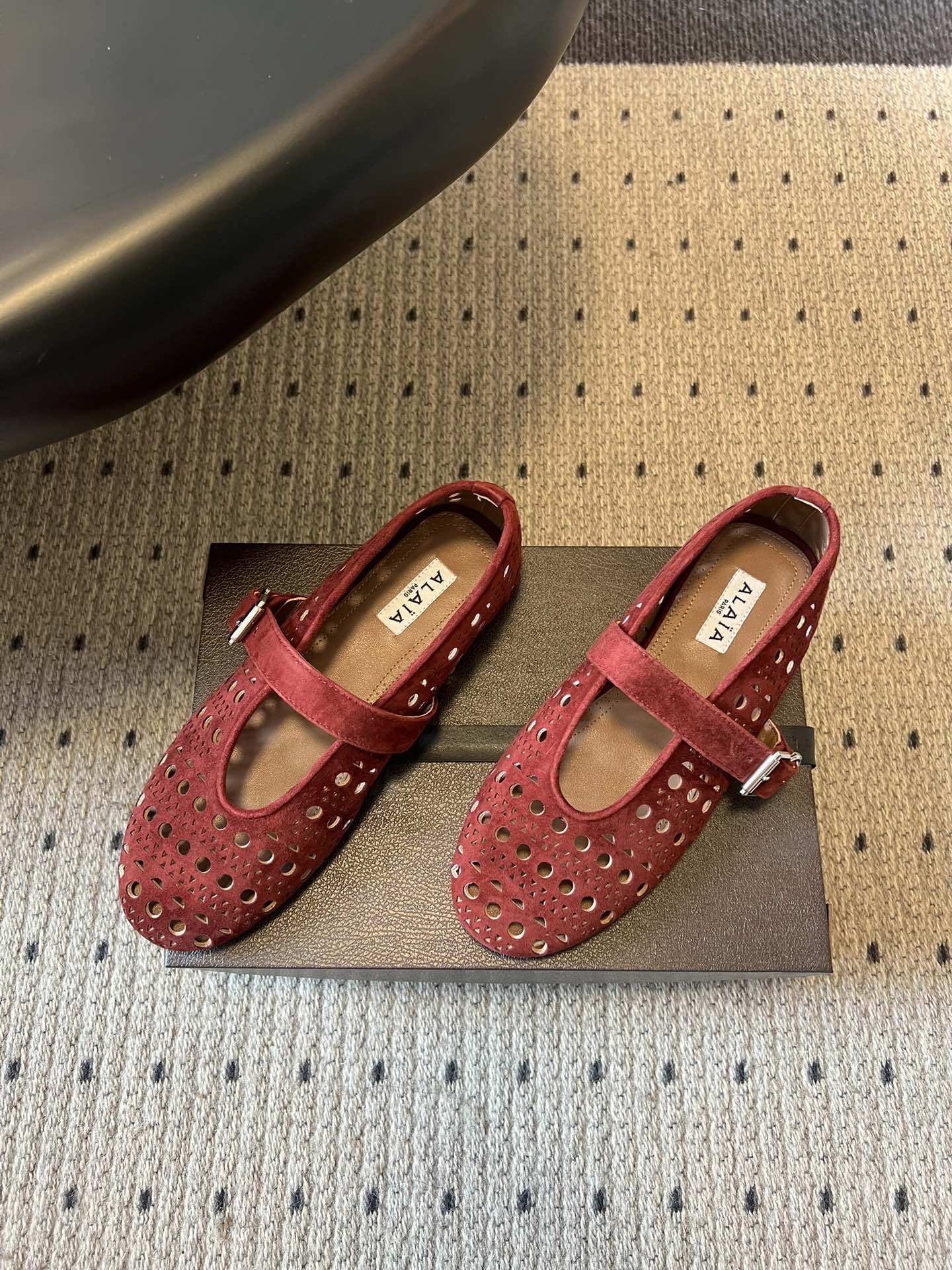 ALAÏ* 26ss 早春新款平底圆形镂空玛丽珍鞋单鞋鞋面采用镂空设计，形成密集的圆形孔洞纹理，兼具装饰