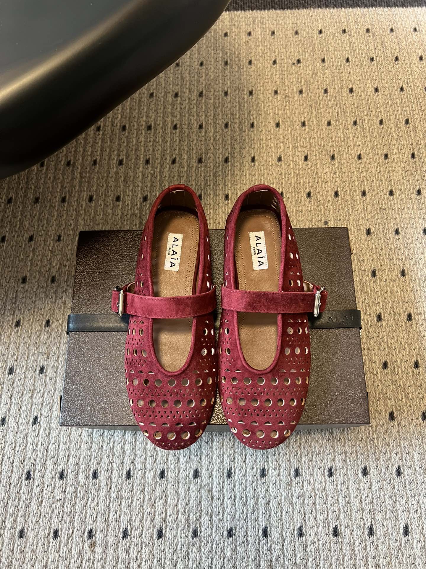 NO:725237,Metal hole hollow ALA* 26ss early spring new flat bottom round hollow Mary Jane shoes  The upper is hollowed out to form a dense circular hole texture, which is both decorative and breathable, making it a highly recognizable design element of ALAA. The arrangement and size of the hollow holes are precisely designed, and the edges are delicately processed, reflecting ALAA's exquisite level of leather craftsmanship. At the same time, the lines of the shoe body are simple and smooth, contrasting with the hollow details.  The overall fusion of French retro and modern simplicity, with hollow elements adding a sense of sophistication, Mary Jane shoes have a sweet and elegant temperament, suitable for casual and mature styles. Upper cow suede, lining sheepskin outsole original molded outsole increased by 2cm size 35-41 (customized sizes 40 and 41 are not returnable), ballet shoes, mary jane, sheepskin19860909金属孔 镂空 ALA* 26ss 早春新款平底圆形镂空玛丽珍鞋单鞋 鞋面采用镂空设计,形成密集的圆形孔洞纹理,兼具装饰性与透气性,是ALAA极具辨识度的设计元素.镂空孔洞的排列与大小经过精准设计,边缘处理细腻,体现ALAA在皮革工艺上的精湛水准,同时鞋身线条简约流畅,与镂空细节形成对比. 整体融合法式复古与现代简约,镂空元素增添精致感,玛丽珍鞋型自带甜美优雅气质,适配休闲与轻熟风穿搭. 鞋面牛反绒 内里羊皮 大底原版开模大底 增高2cm size35-41码（40、41码定制不退换）,芭蕾舞鞋,mary jane,sheepskin,Women's Shoes