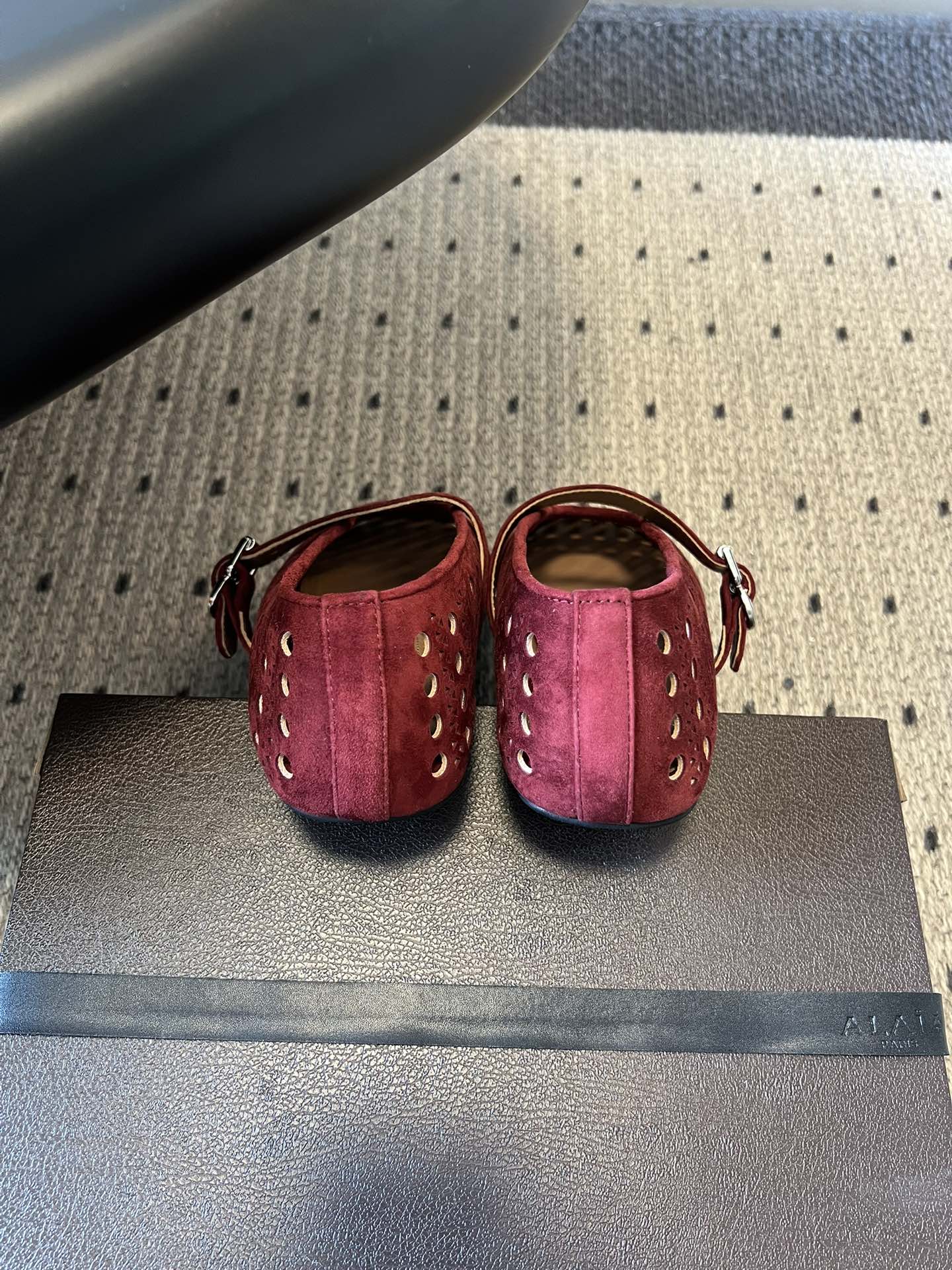 ALAÏ* 26ss 早春新款平底圆形镂空玛丽珍鞋单鞋鞋面采用镂空设计，形成密集的圆形孔洞纹理，兼具装饰