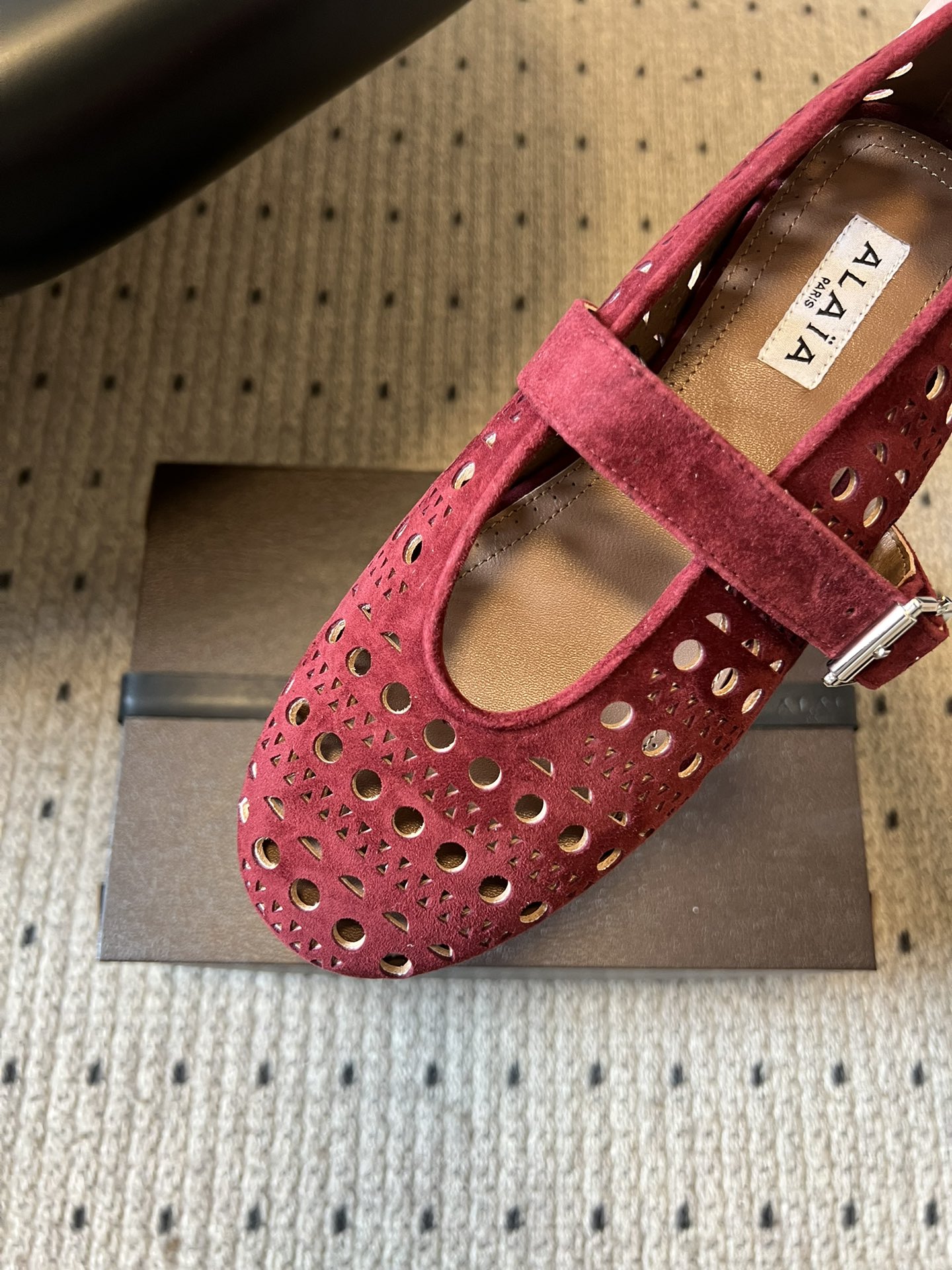 ALAÏ* 26ss 早春新款平底圆形镂空玛丽珍鞋单鞋鞋面采用镂空设计，形成密集的圆形孔洞纹理，兼具装饰