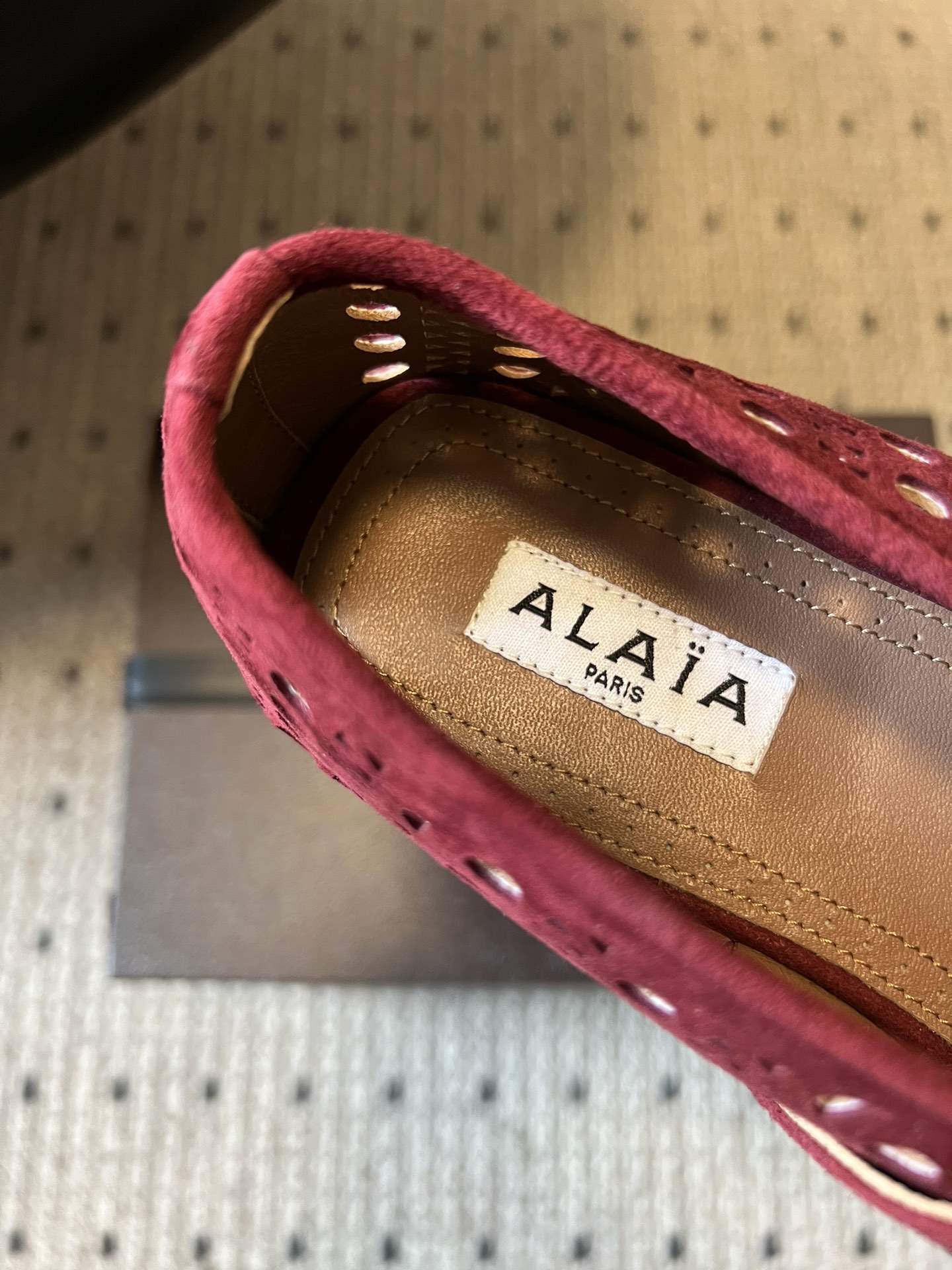 ALAÏ* 26ss 早春新款平底圆形镂空玛丽珍鞋单鞋鞋面采用镂空设计，形成密集的圆形孔洞纹理，兼具装饰