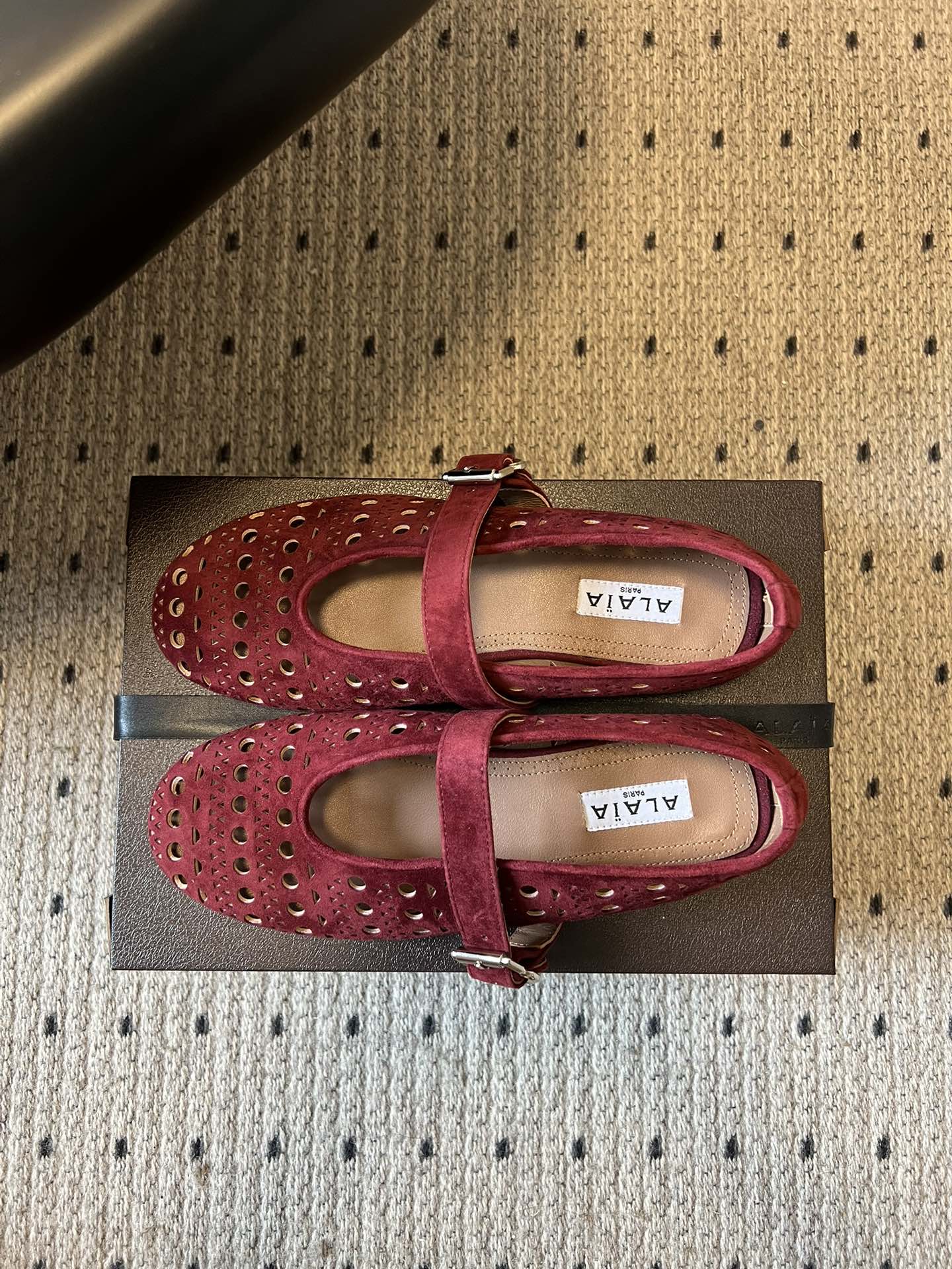 ALAÏ* 26ss 早春新款平底圆形镂空玛丽珍鞋单鞋鞋面采用镂空设计，形成密集的圆形孔洞纹理，兼具装饰