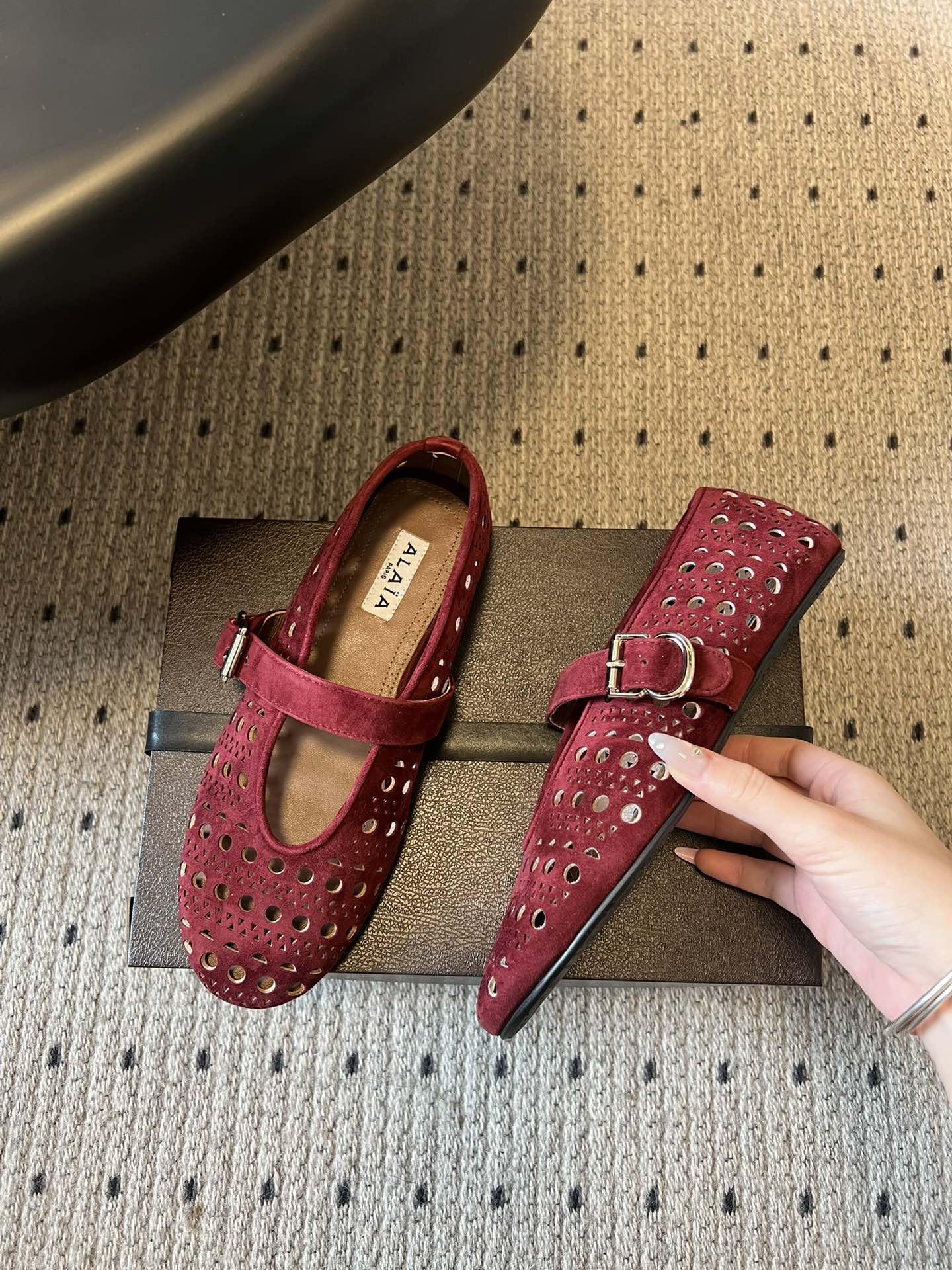 ALAÏ* 26ss 早春新款平底圆形镂空玛丽珍鞋单鞋鞋面采用镂空设计，形成密集的圆形孔洞纹理，兼具装饰