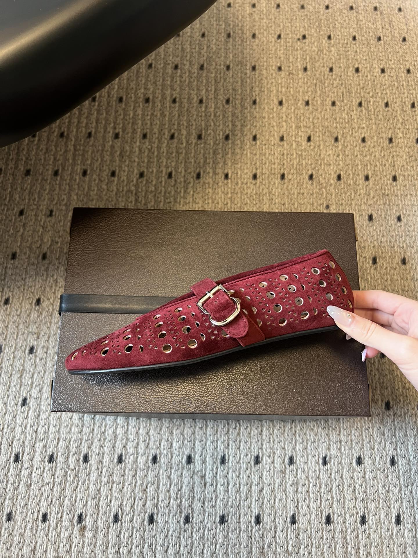 ALAÏ* 26ss 早春新款平底圆形镂空玛丽珍鞋单鞋鞋面采用镂空设计，形成密集的圆形孔洞纹理，兼具装饰