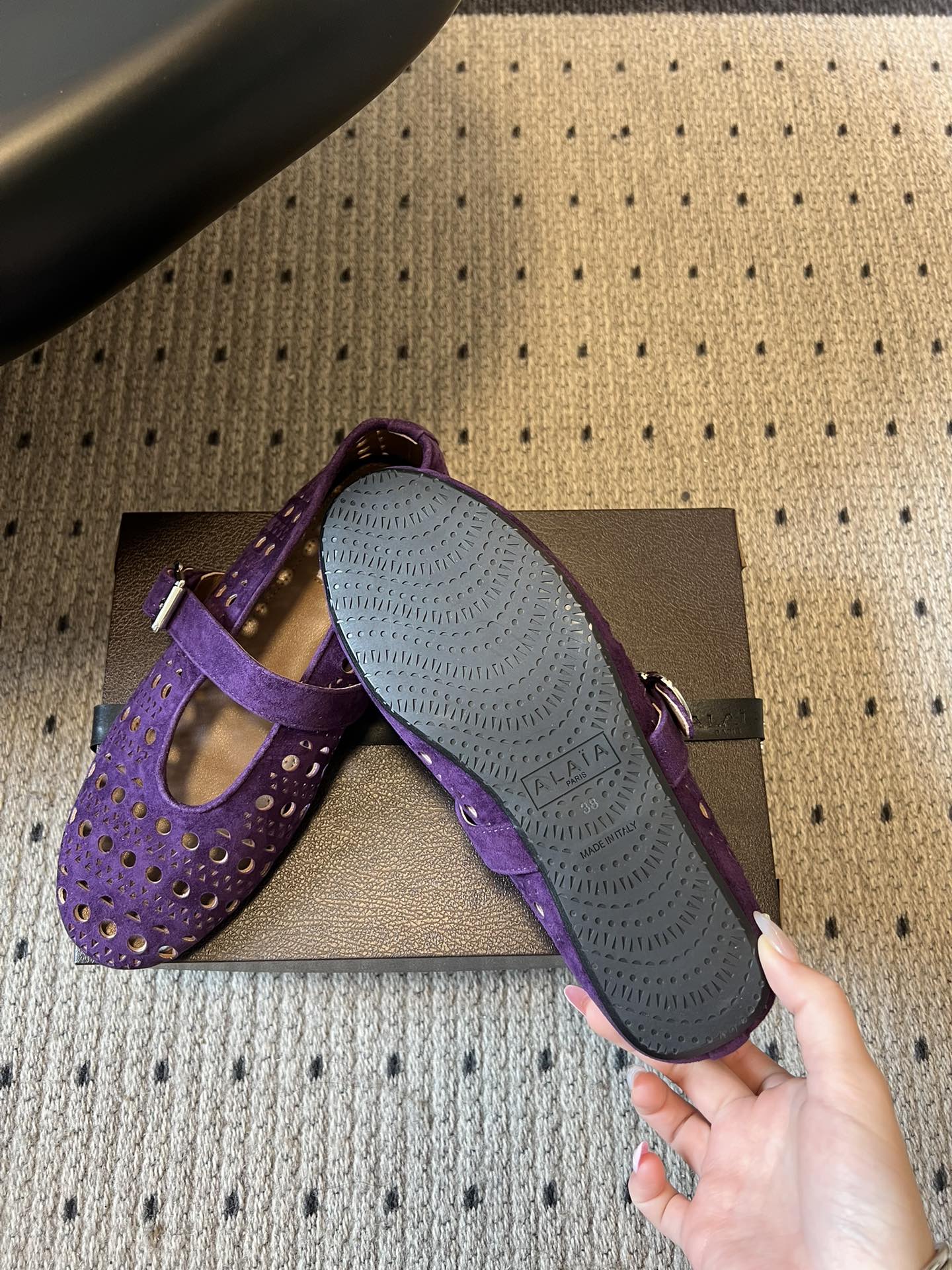 ALAÏ* 26ss 早春新款平底圆形镂空玛丽珍鞋单鞋鞋面采用镂空设计，形成密集的圆形孔洞纹理，兼具装饰