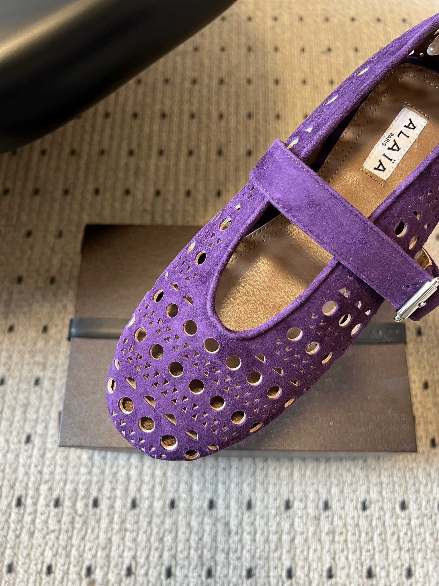 ALAÏ* 26ss 早春新款平底圆形镂空玛丽珍鞋单鞋鞋面采用镂空设计，形成密集的圆形孔洞纹理，兼具装饰