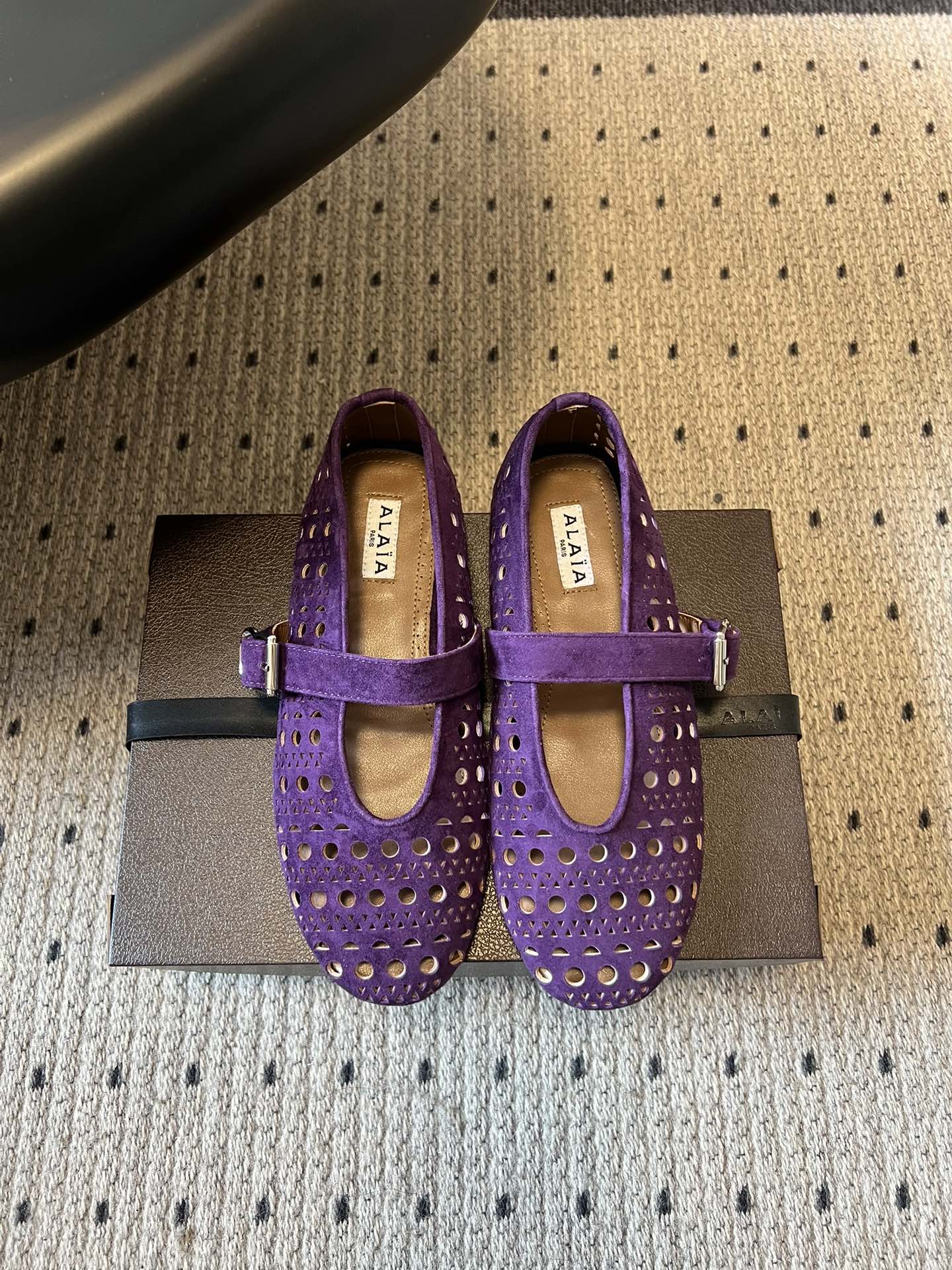 ALAÏ* 26ss 早春新款平底圆形镂空玛丽珍鞋单鞋鞋面采用镂空设计，形成密集的圆形孔洞纹理，兼具装饰