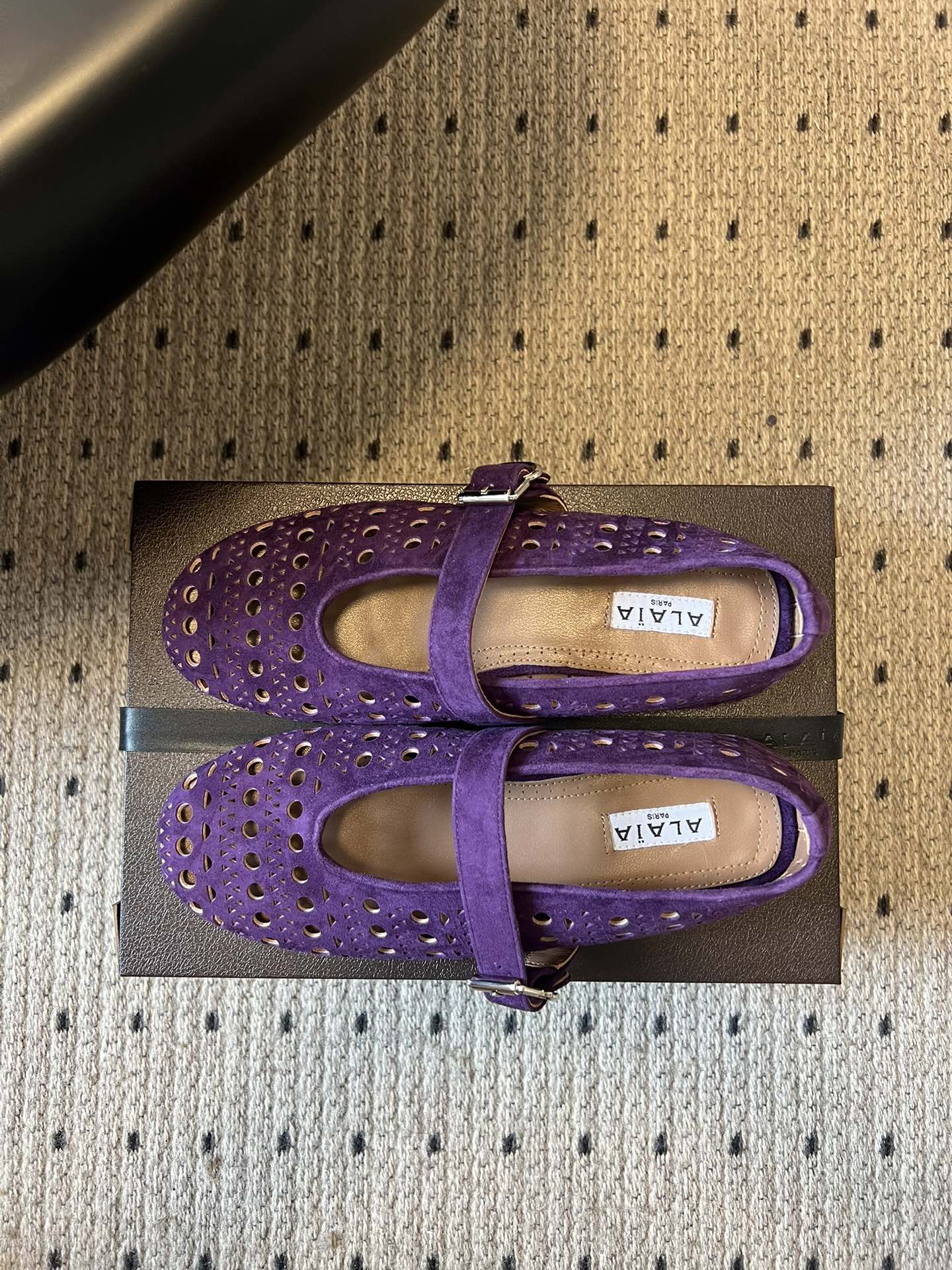 ALAÏ* 26ss 早春新款平底圆形镂空玛丽珍鞋单鞋鞋面采用镂空设计，形成密集的圆形孔洞纹理，兼具装饰