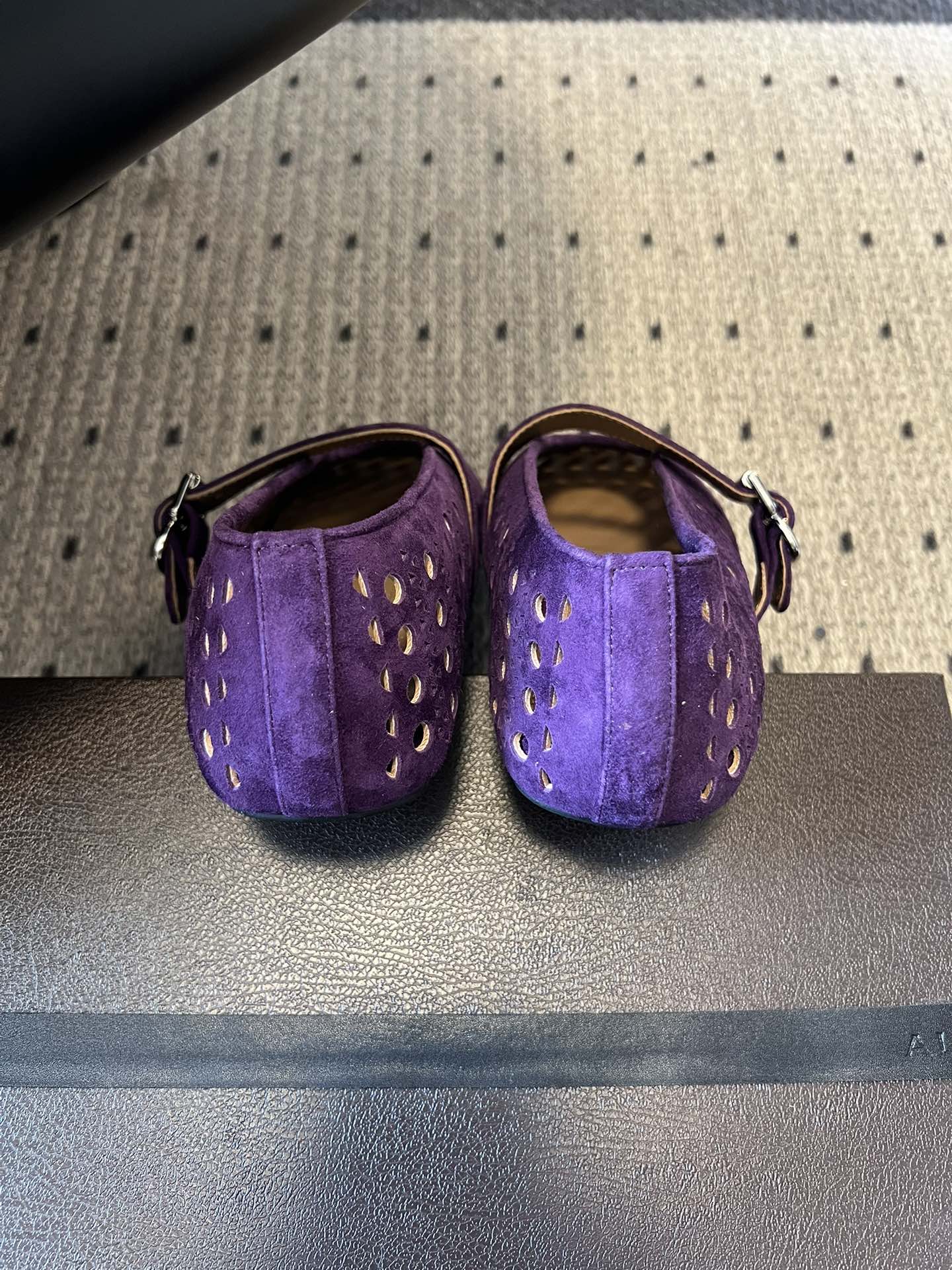 ALAÏ* 26ss 早春新款平底圆形镂空玛丽珍鞋单鞋鞋面采用镂空设计，形成密集的圆形孔洞纹理，兼具装饰