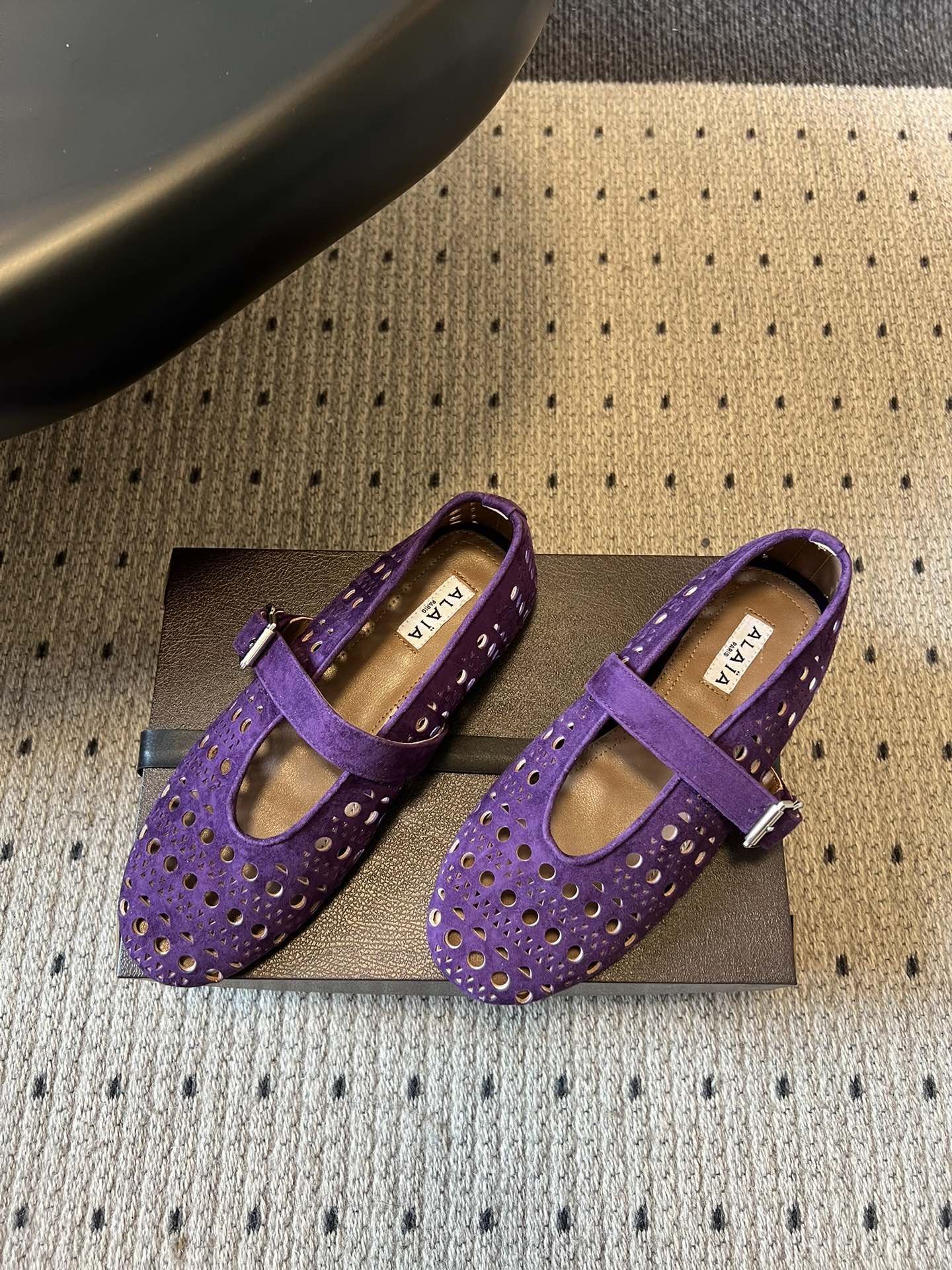 ALAÏ* 26ss 早春新款平底圆形镂空玛丽珍鞋单鞋鞋面采用镂空设计，形成密集的圆形孔洞纹理，兼具装饰