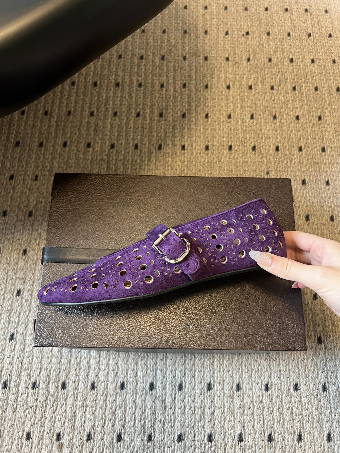 ALAÏ* 26ss 早春新款平底圆形镂空玛丽珍鞋单鞋鞋面采用镂空设计，形成密集的圆形孔洞纹理，兼具装饰