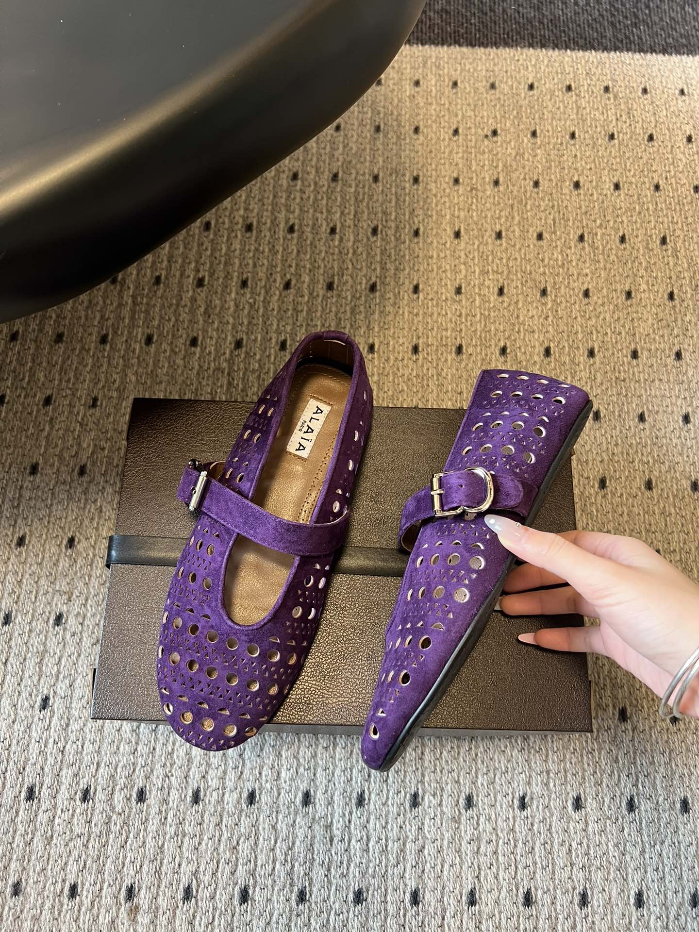 ALAÏ* 26ss 早春新款平底圆形镂空玛丽珍鞋单鞋鞋面采用镂空设计，形成密集的圆形孔洞纹理，兼具装饰