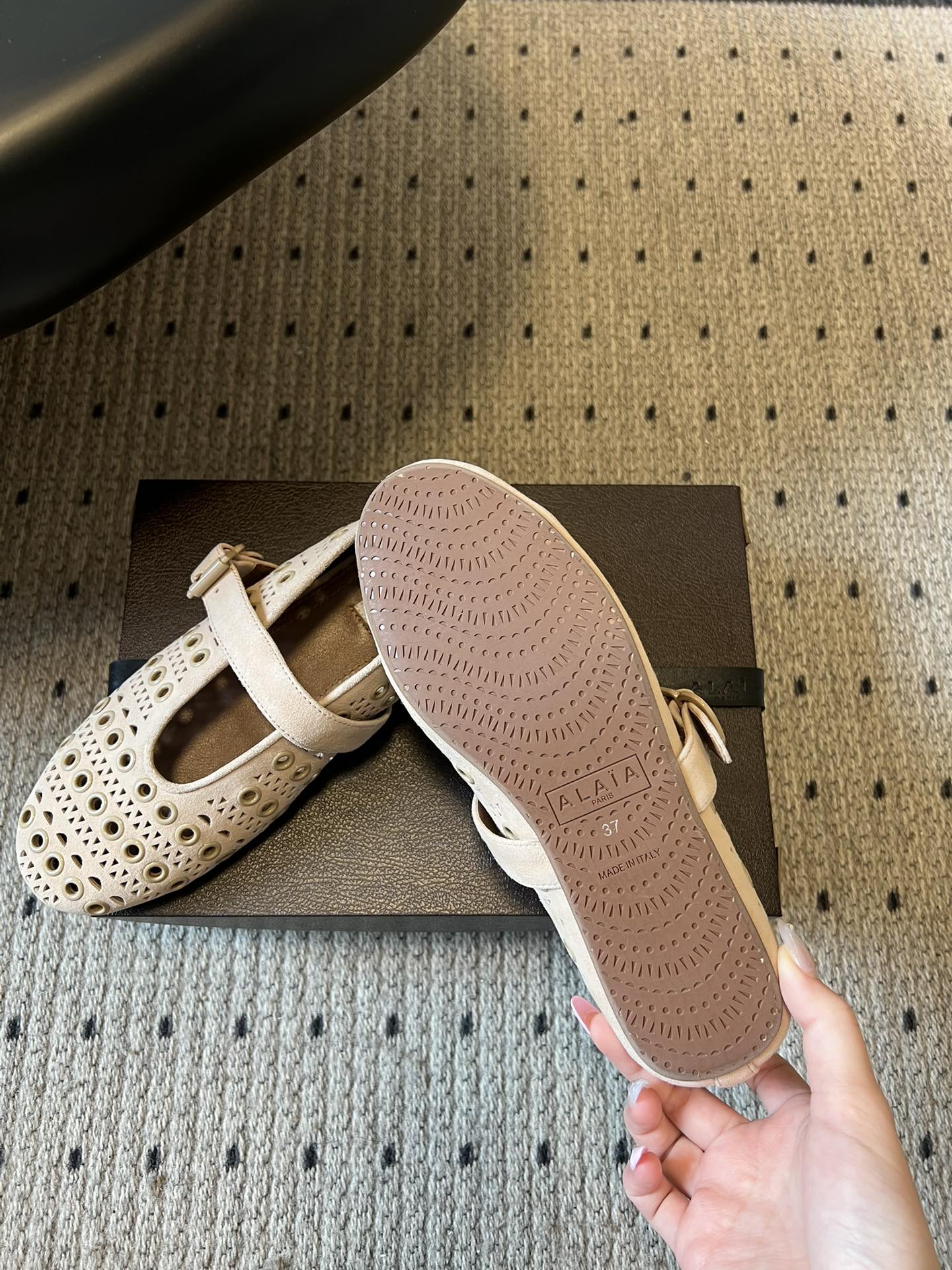 ALAÏ* 26ss 早春新款平底圆形镂空玛丽珍鞋单鞋鞋面采用镂空设计，形成密集的圆形孔洞纹理，兼具装饰