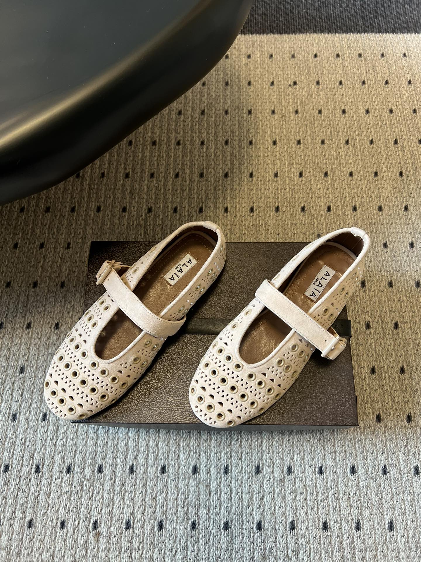 ALAÏ* 26ss 早春新款平底圆形镂空玛丽珍鞋单鞋鞋面采用镂空设计，形成密集的圆形孔洞纹理，兼具装饰