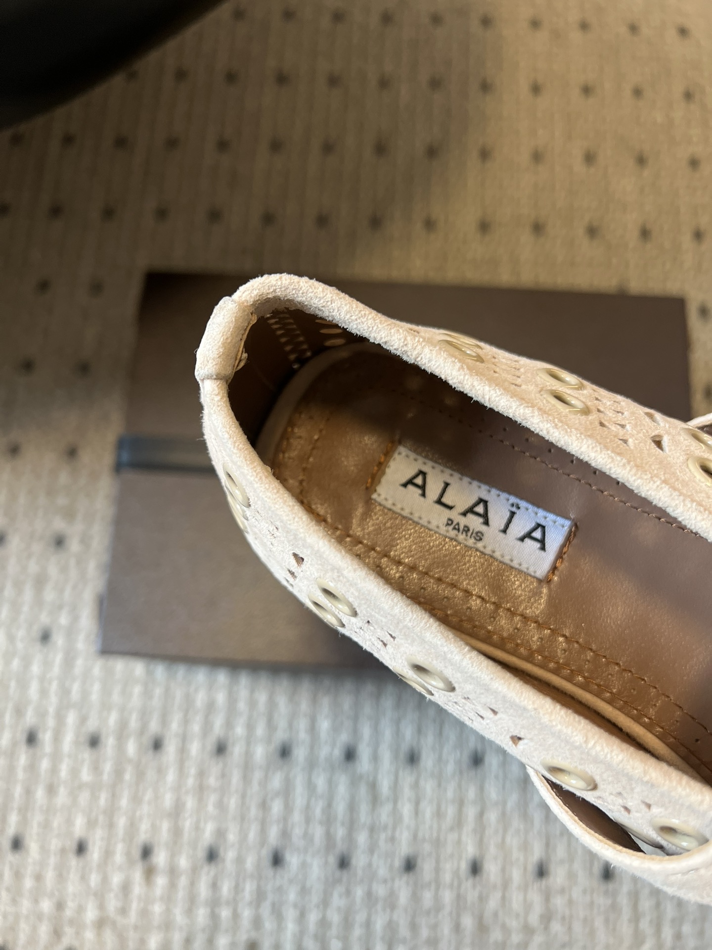 ALAÏ* 26ss 早春新款平底圆形镂空玛丽珍鞋单鞋鞋面采用镂空设计，形成密集的圆形孔洞纹理，兼具装饰