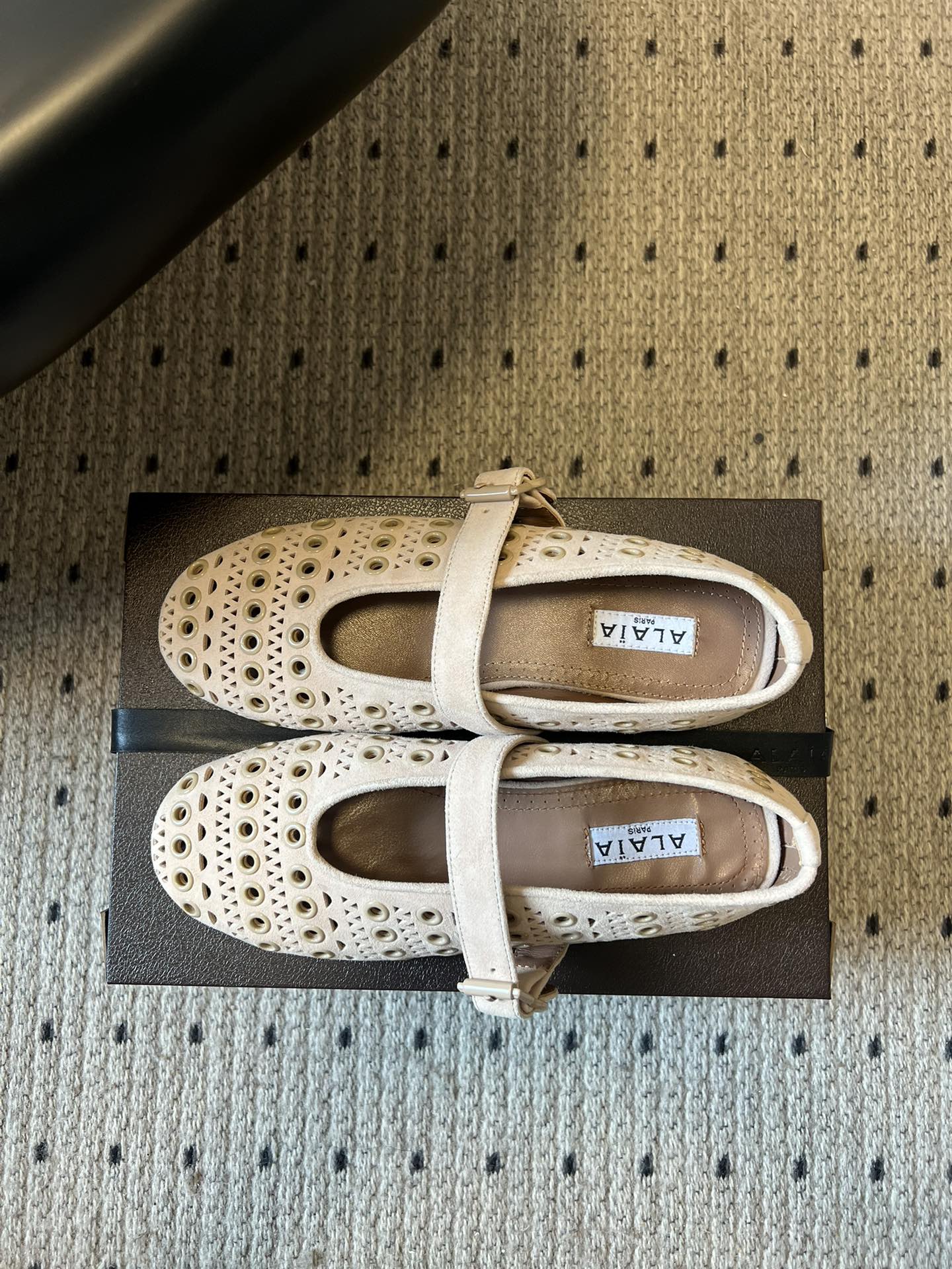ALAÏ* 26ss 早春新款平底圆形镂空玛丽珍鞋单鞋鞋面采用镂空设计，形成密集的圆形孔洞纹理，兼具装饰