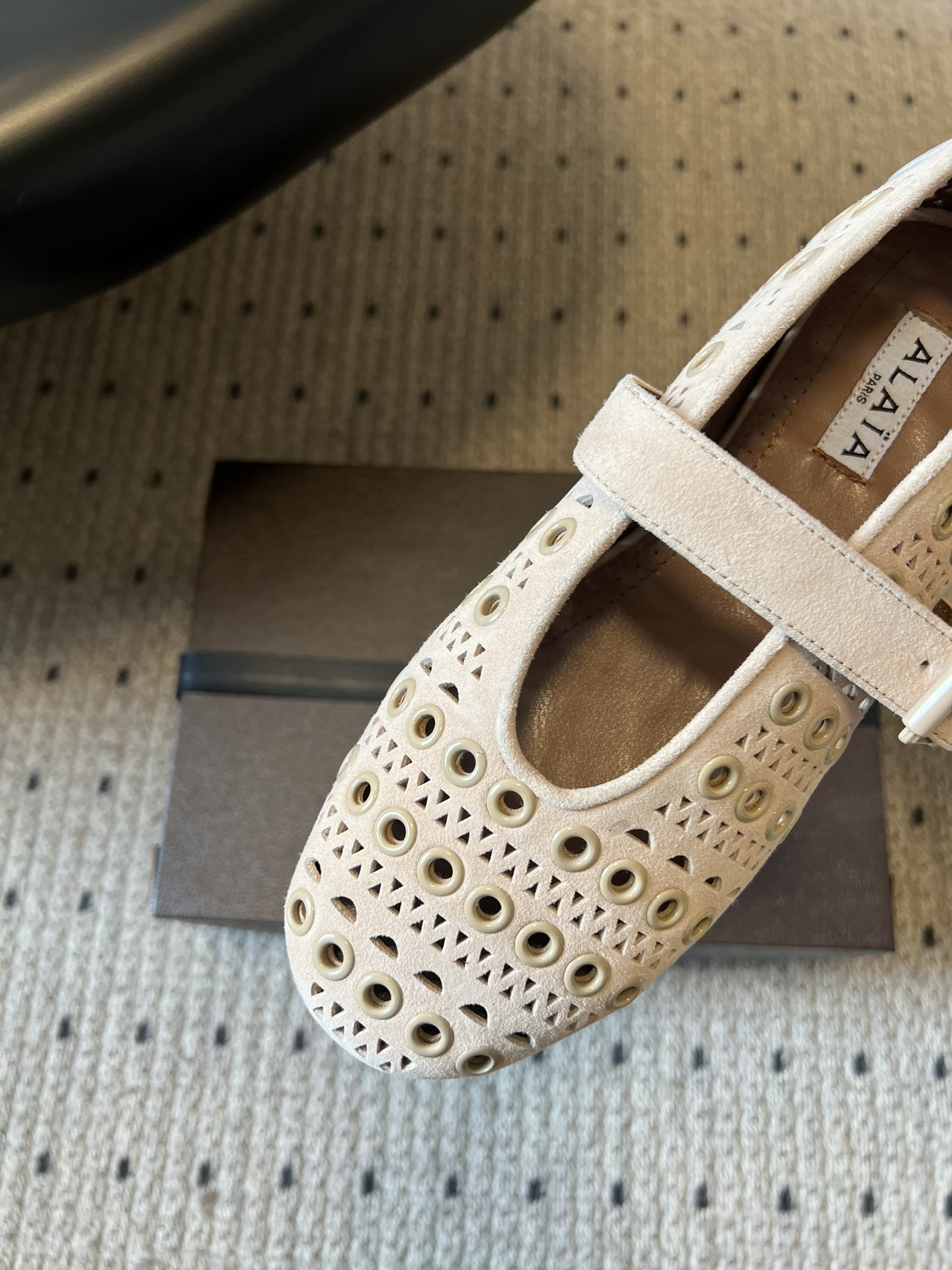ALAÏ* 26ss 早春新款平底圆形镂空玛丽珍鞋单鞋鞋面采用镂空设计，形成密集的圆形孔洞纹理，兼具装饰