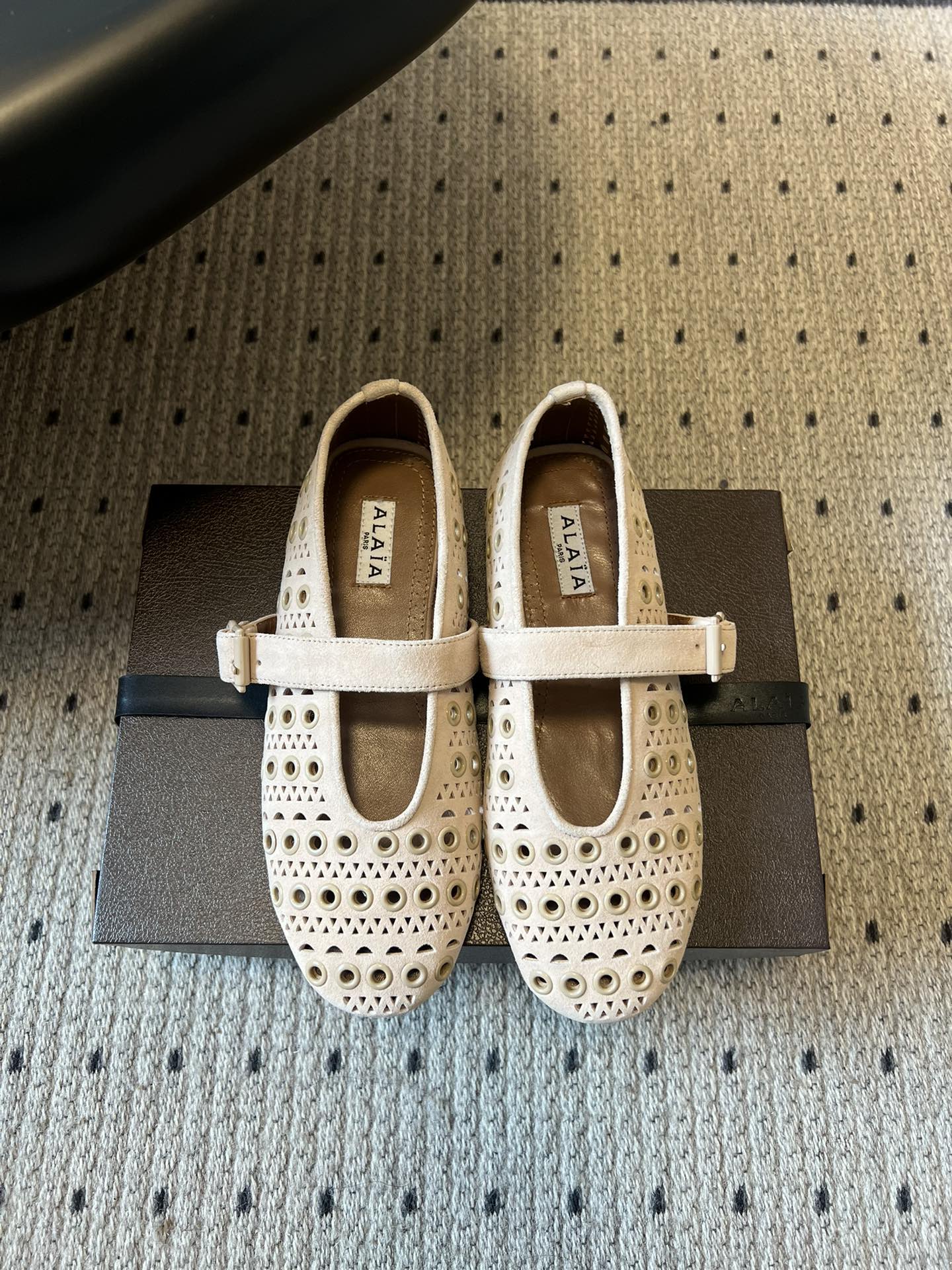 NO:725243,Metal hole hollow ALA* 26ss early spring new flat bottom round hollow Mary Jane shoes  The upper is hollowed out to form a dense circular hole texture, which is both decorative and breathable, making it a highly recognizable design element of ALAA. The arrangement and size of the hollow holes are precisely designed, and the edges are delicately processed, reflecting ALAA's exquisite level of leather craftsmanship. At the same time, the lines of the shoe body are simple and smooth, contrasting with the hollow details.  The overall fusion of French retro and modern simplicity, with hollow elements adding a sense of sophistication, Mary Jane shoes have a sweet and elegant temperament, suitable for casual and mature styles. Upper cow suede, lining sheepskin outsole original molded outsole increased by 2cm size 35-41 (customized sizes 40 and 41 are not returnable), ballet shoes, mary jane, sheepskin19860909金属孔 镂空 ALA* 26ss 早春新款平底圆形镂空玛丽珍鞋单鞋 鞋面采用镂空设计,形成密集的圆形孔洞纹理,兼具装饰性与透气性,是ALAA极具辨识度的设计元素.镂空孔洞的排列与大小经过精准设计,边缘处理细腻,体现ALAA在皮革工艺上的精湛水准,同时鞋身线条简约流畅,与镂空细节形成对比. 整体融合法式复古与现代简约,镂空元素增添精致感,玛丽珍鞋型自带甜美优雅气质,适配休闲与轻熟风穿搭. 鞋面牛反绒 内里羊皮 大底原版开模大底 增高2cm size35-41码（40、41码定制不退换）,芭蕾舞鞋,mary jane,sheepskin,Women's Shoes