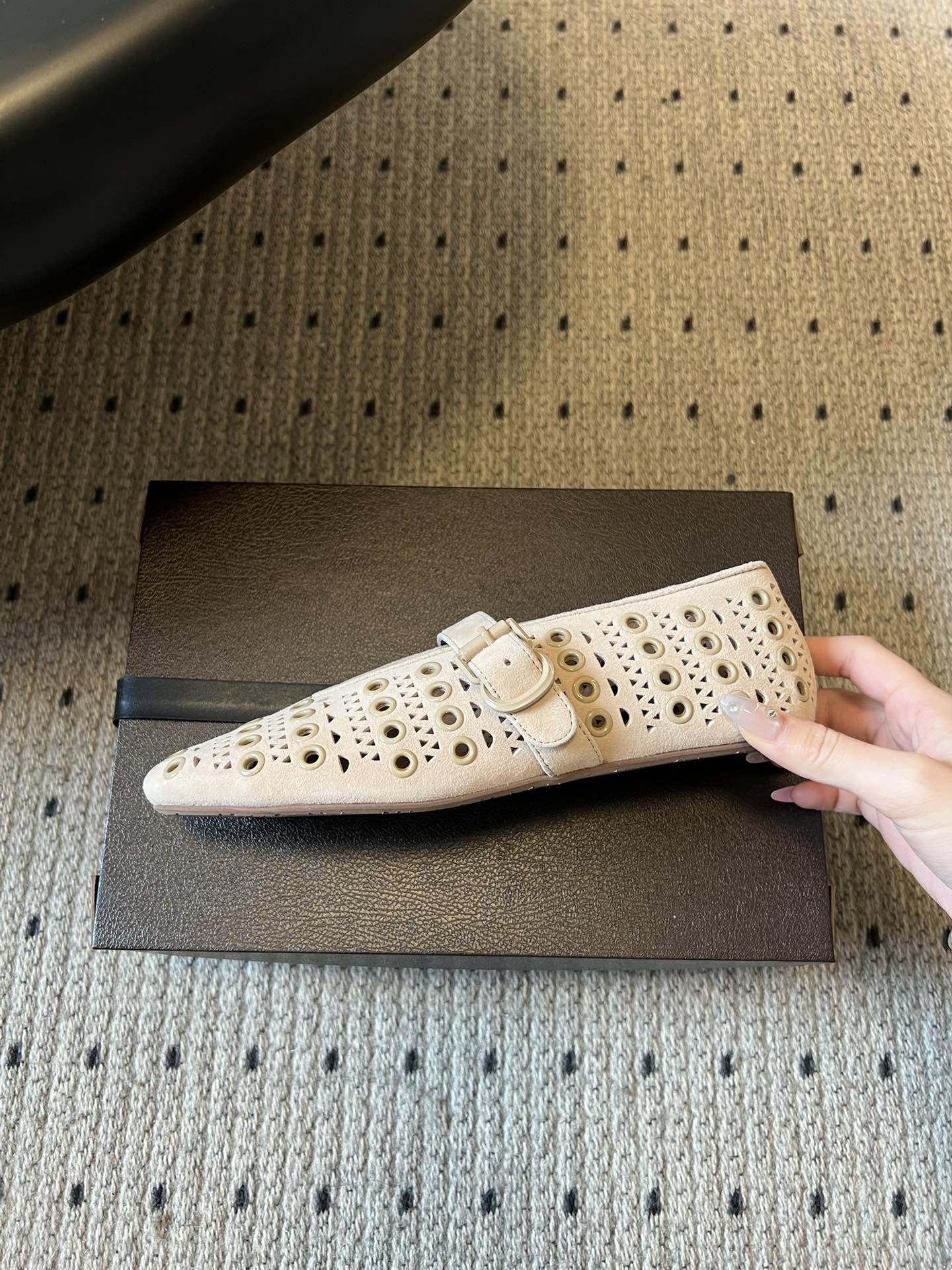 ALAÏ* 26ss 早春新款平底圆形镂空玛丽珍鞋单鞋鞋面采用镂空设计，形成密集的圆形孔洞纹理，兼具装饰