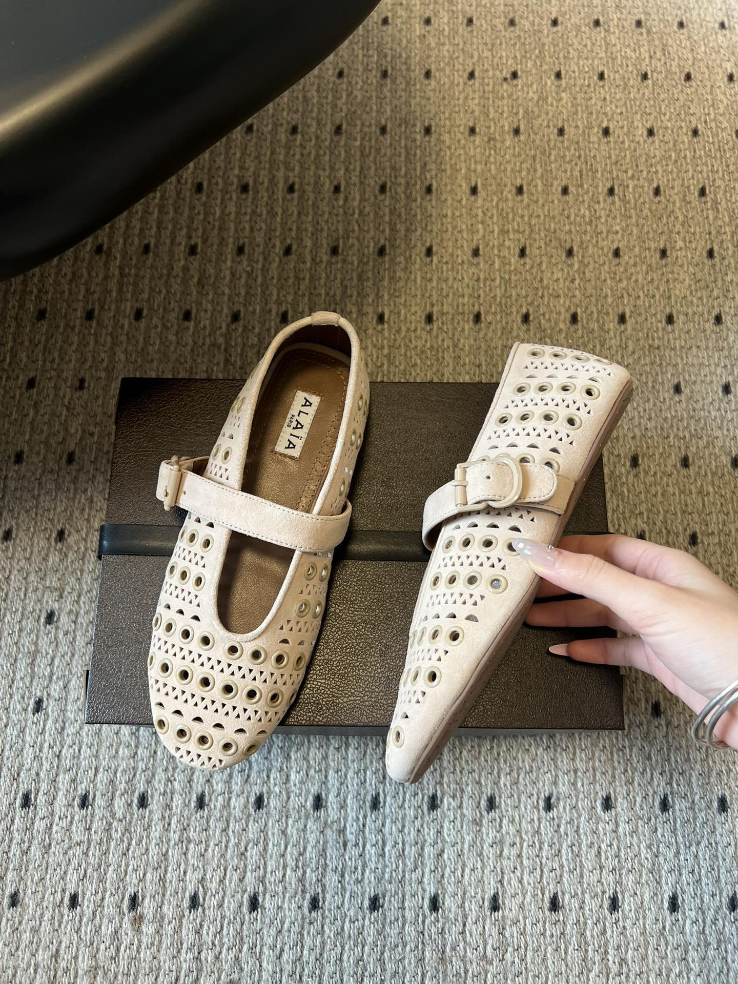 ALAÏ* 26ss 早春新款平底圆形镂空玛丽珍鞋单鞋鞋面采用镂空设计，形成密集的圆形孔洞纹理，兼具装饰