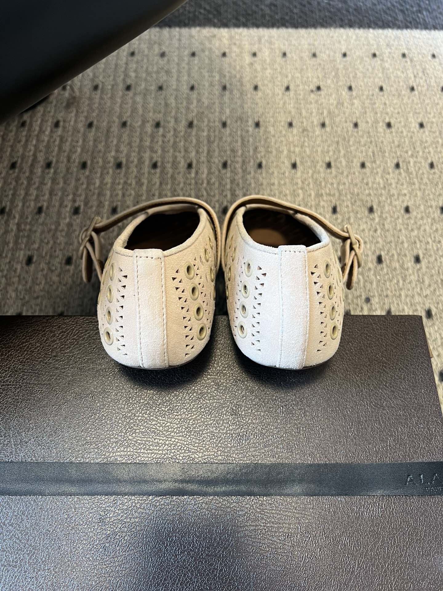 ALAÏ* 26ss 早春新款平底圆形镂空玛丽珍鞋单鞋鞋面采用镂空设计，形成密集的圆形孔洞纹理，兼具装饰