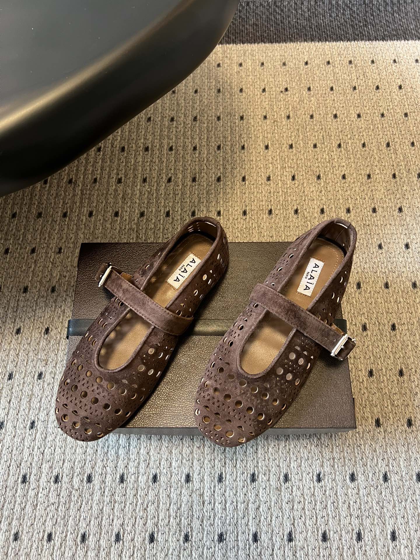 ALAÏ* 26ss 早春新款平底圆形镂空玛丽珍鞋单鞋鞋面采用镂空设计，形成密集的圆形孔洞纹理，兼具装饰