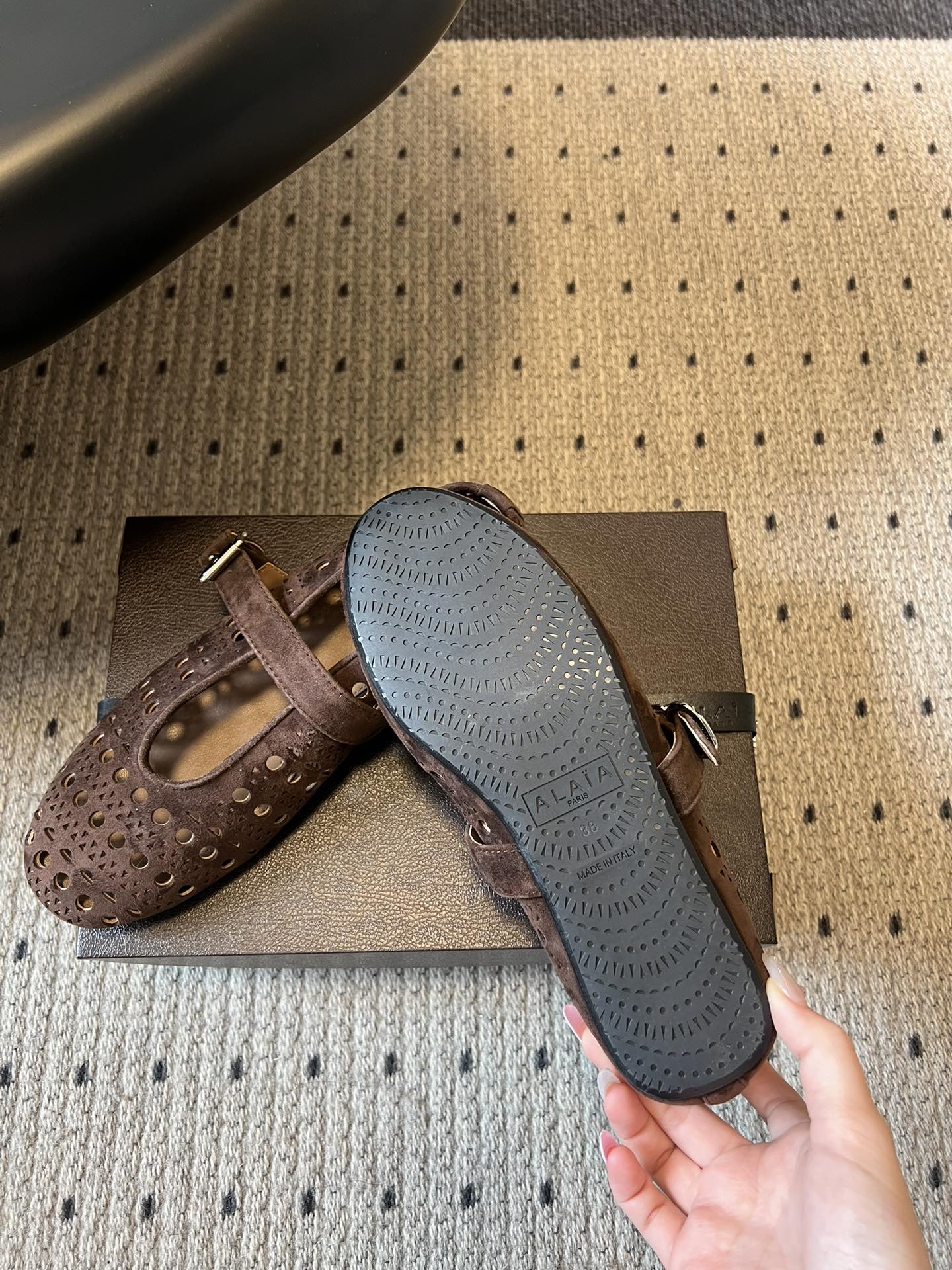 ALAÏ* 26ss 早春新款平底圆形镂空玛丽珍鞋单鞋鞋面采用镂空设计，形成密集的圆形孔洞纹理，兼具装饰