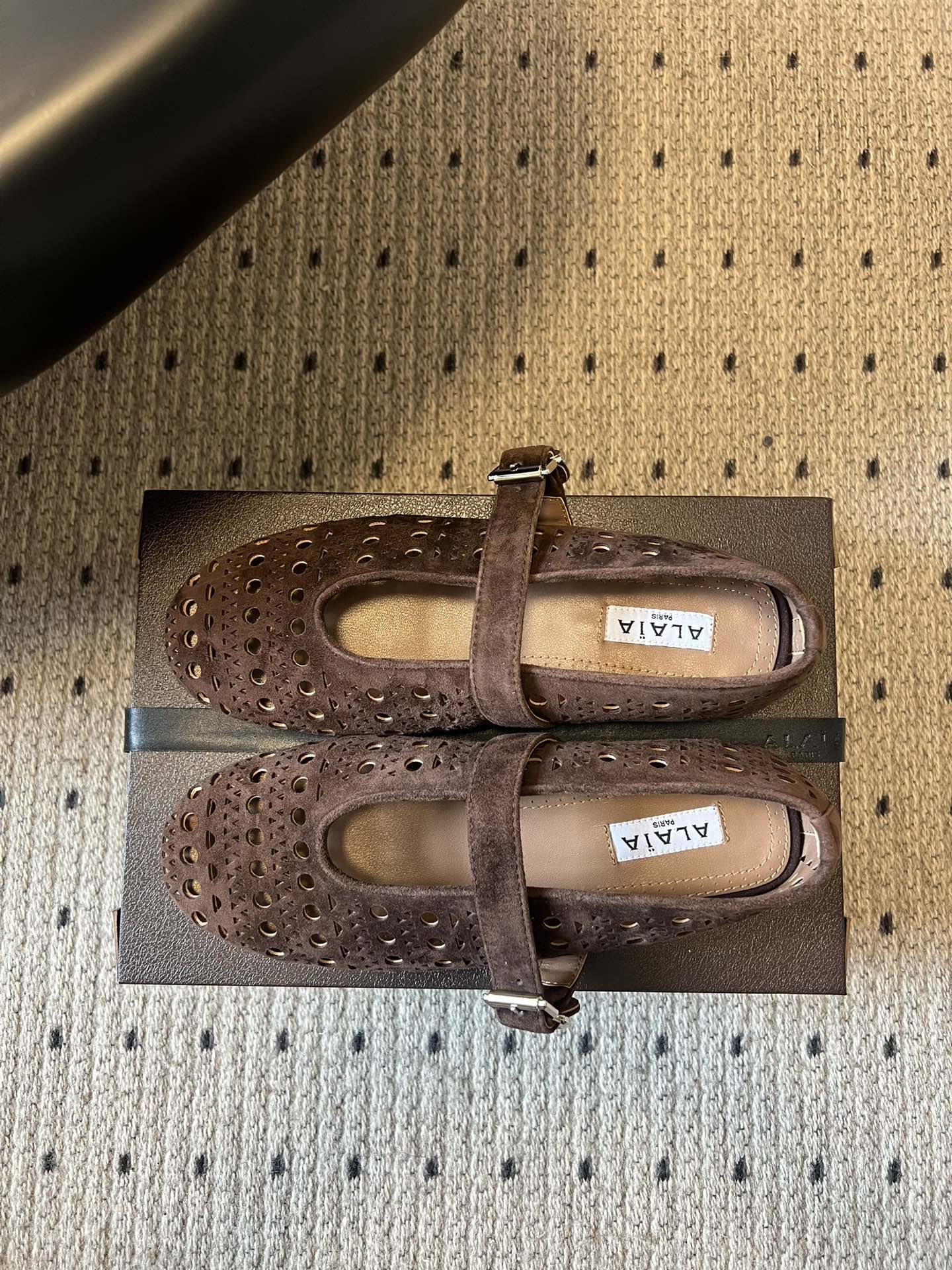 ALAÏ* 26ss 早春新款平底圆形镂空玛丽珍鞋单鞋鞋面采用镂空设计，形成密集的圆形孔洞纹理，兼具装饰