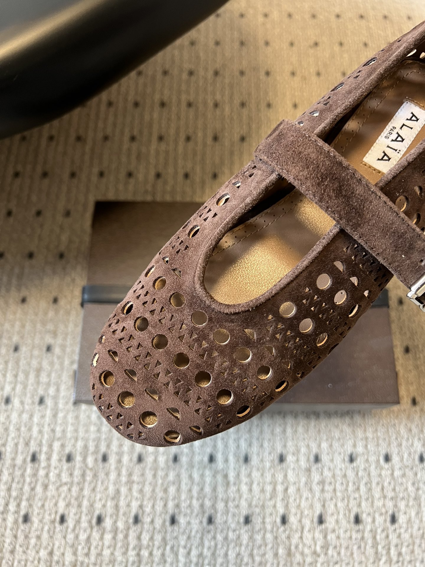 ALAÏ* 26ss 早春新款平底圆形镂空玛丽珍鞋单鞋鞋面采用镂空设计，形成密集的圆形孔洞纹理，兼具装饰