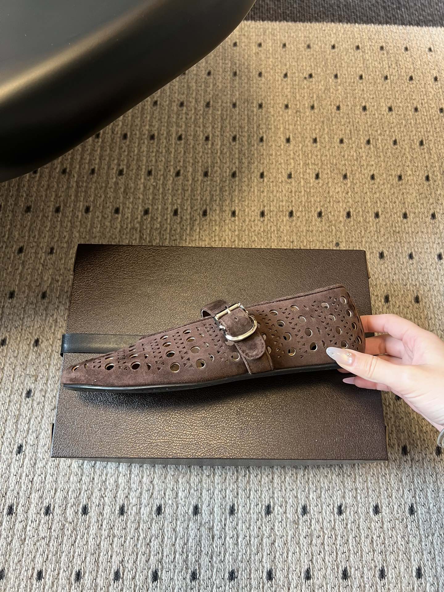 ALAÏ* 26ss 早春新款平底圆形镂空玛丽珍鞋单鞋鞋面采用镂空设计，形成密集的圆形孔洞纹理，兼具装饰