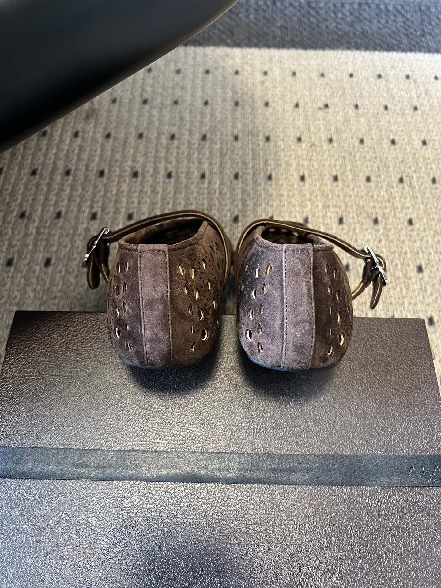 ALAÏ* 26ss 早春新款平底圆形镂空玛丽珍鞋单鞋鞋面采用镂空设计，形成密集的圆形孔洞纹理，兼具装饰