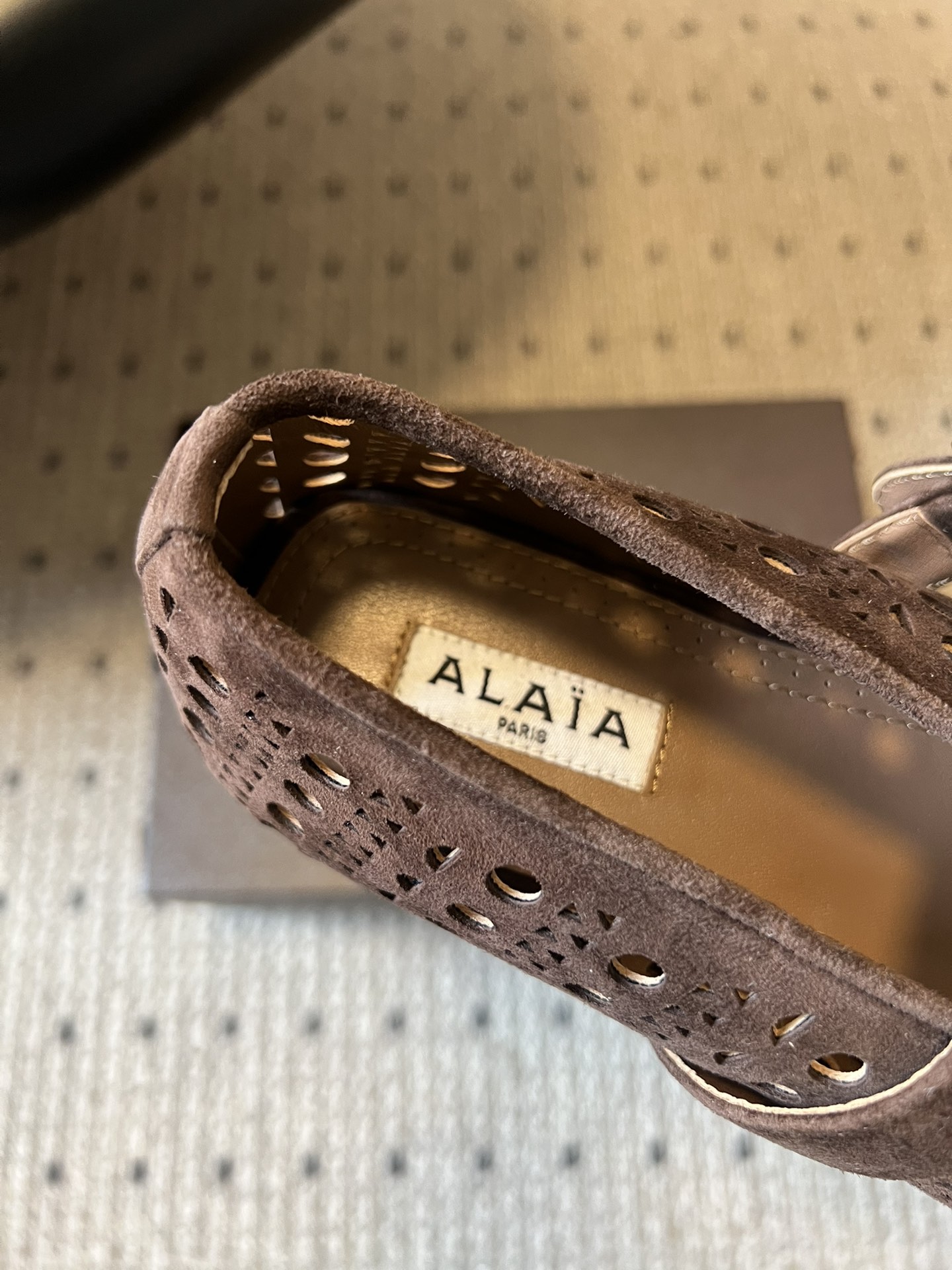 ALAÏ* 26ss 早春新款平底圆形镂空玛丽珍鞋单鞋鞋面采用镂空设计，形成密集的圆形孔洞纹理，兼具装饰