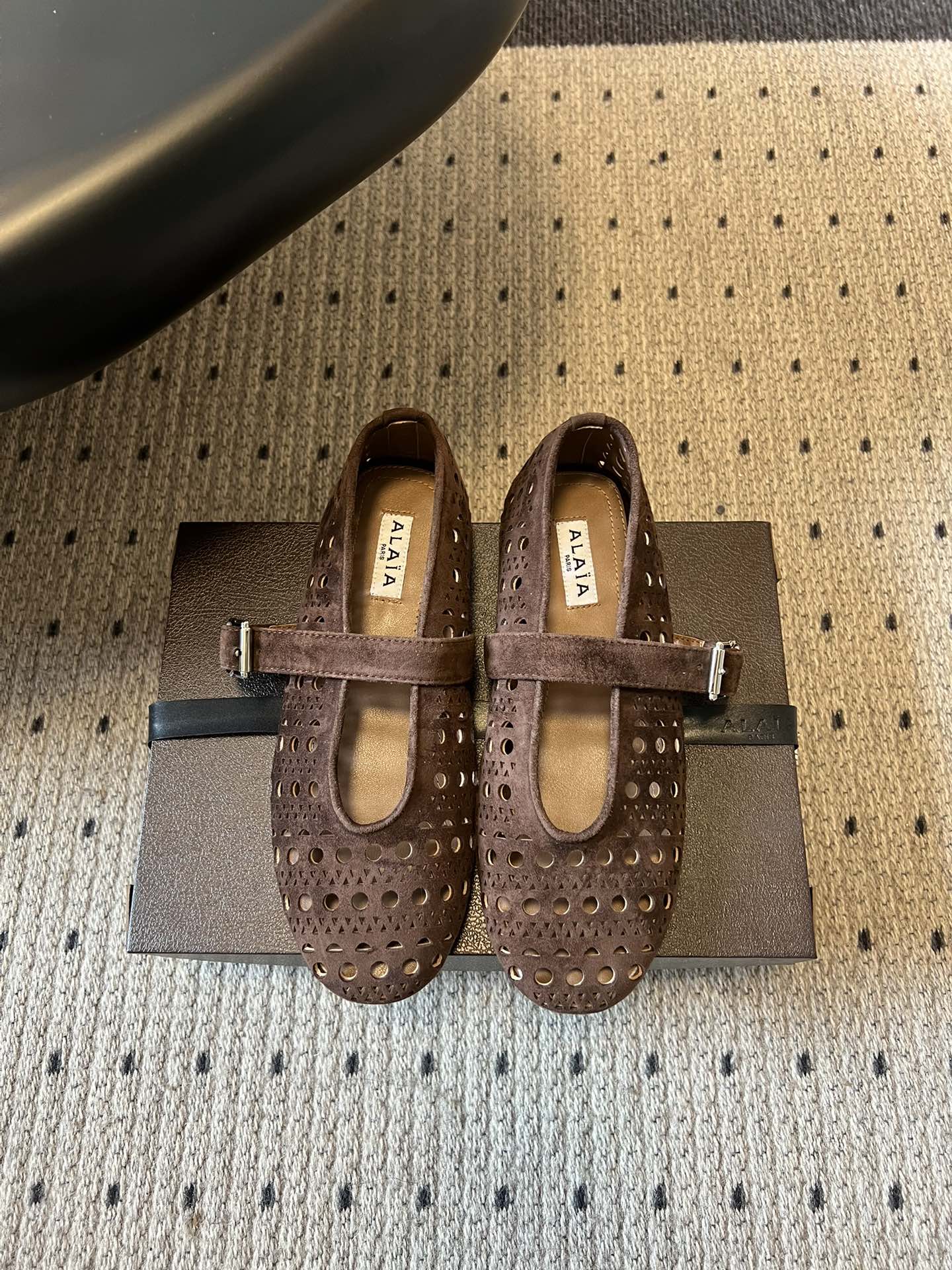 ALAÏ* 26ss 早春新款平底圆形镂空玛丽珍鞋单鞋鞋面采用镂空设计，形成密集的圆形孔洞纹理，兼具装饰