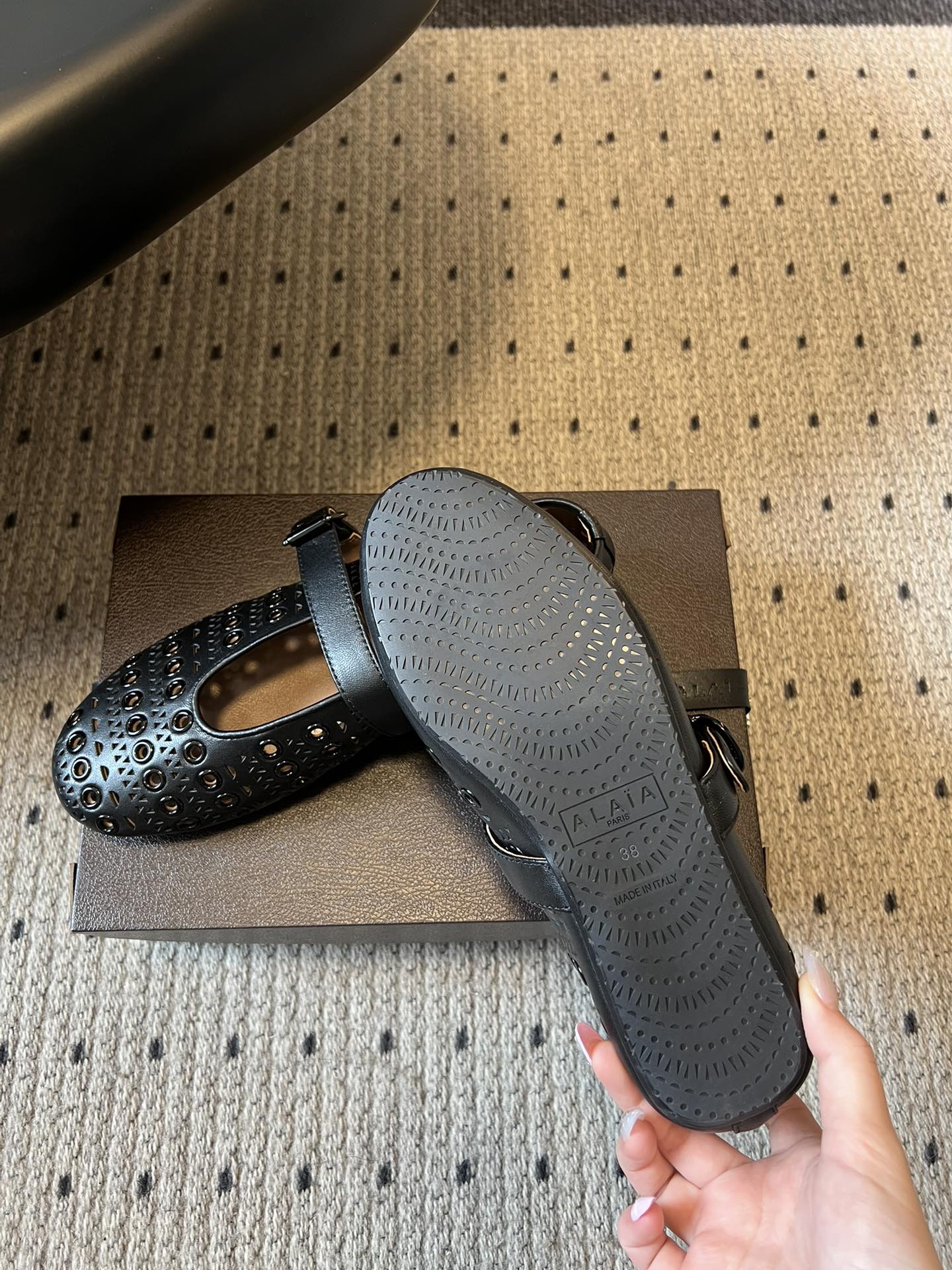 ALAÏ* 26ss 早春新款平底圆形镂空玛丽珍鞋单鞋鞋面采用镂空设计，形成密集的圆形孔洞纹理，兼具装饰