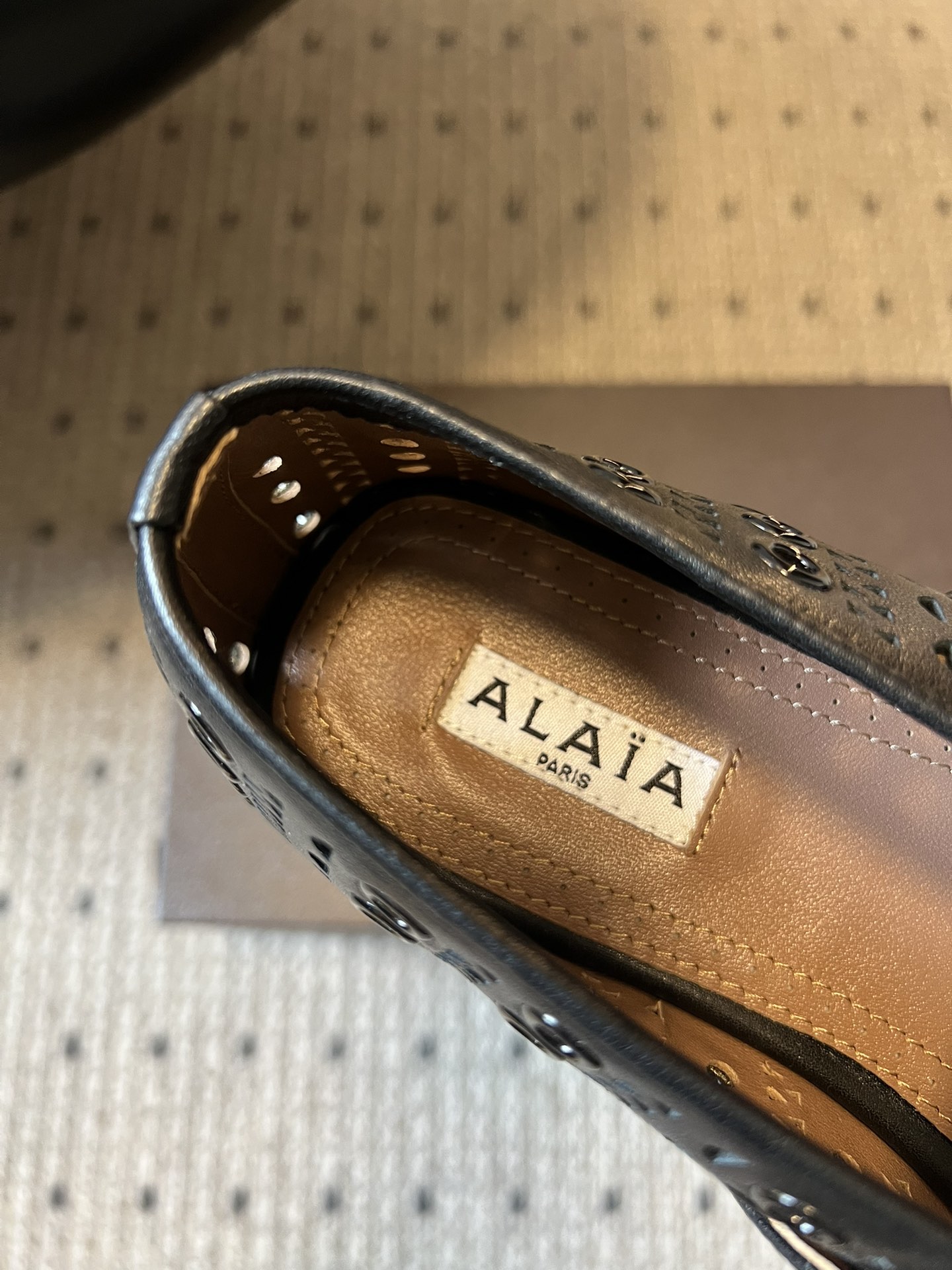 ALAÏ* 26ss 早春新款平底圆形镂空玛丽珍鞋单鞋鞋面采用镂空设计，形成密集的圆形孔洞纹理，兼具装饰